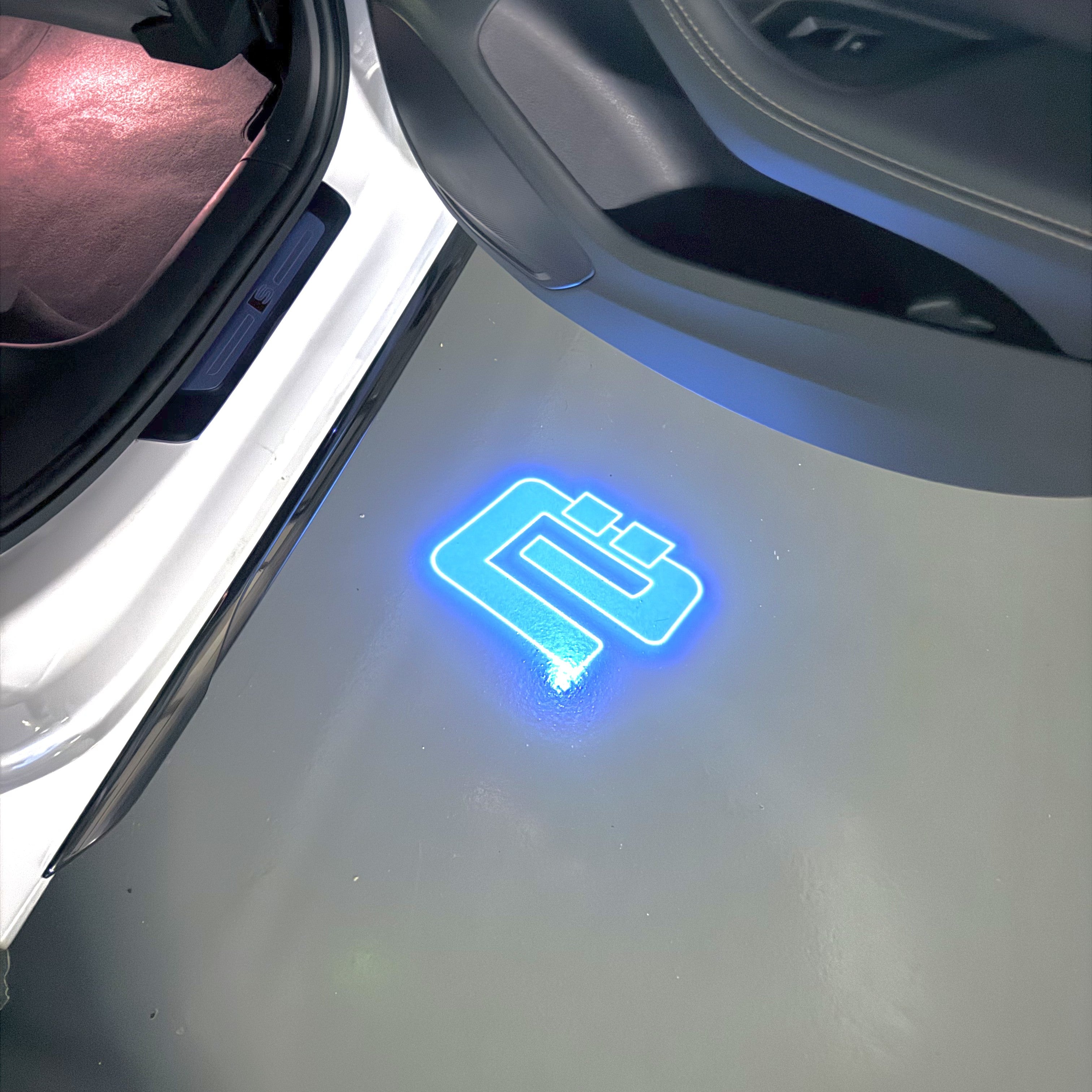 BMW M3 LOGO PROJECTOR LIGHTS Nr.24 (الكمية 1 = 1 مجموعة / 2 أضواء باب)