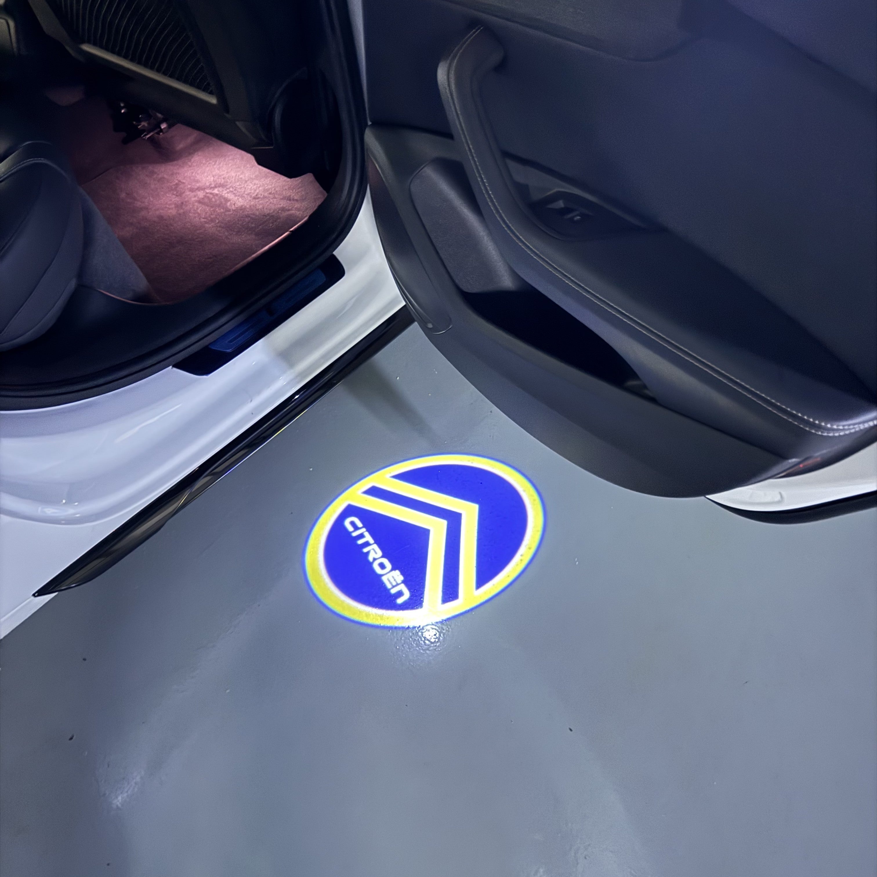 BMW M3 LOGO PROJECTOR LIGHTS Nr.24 (الكمية 1 = 1 مجموعة / 2 أضواء باب)