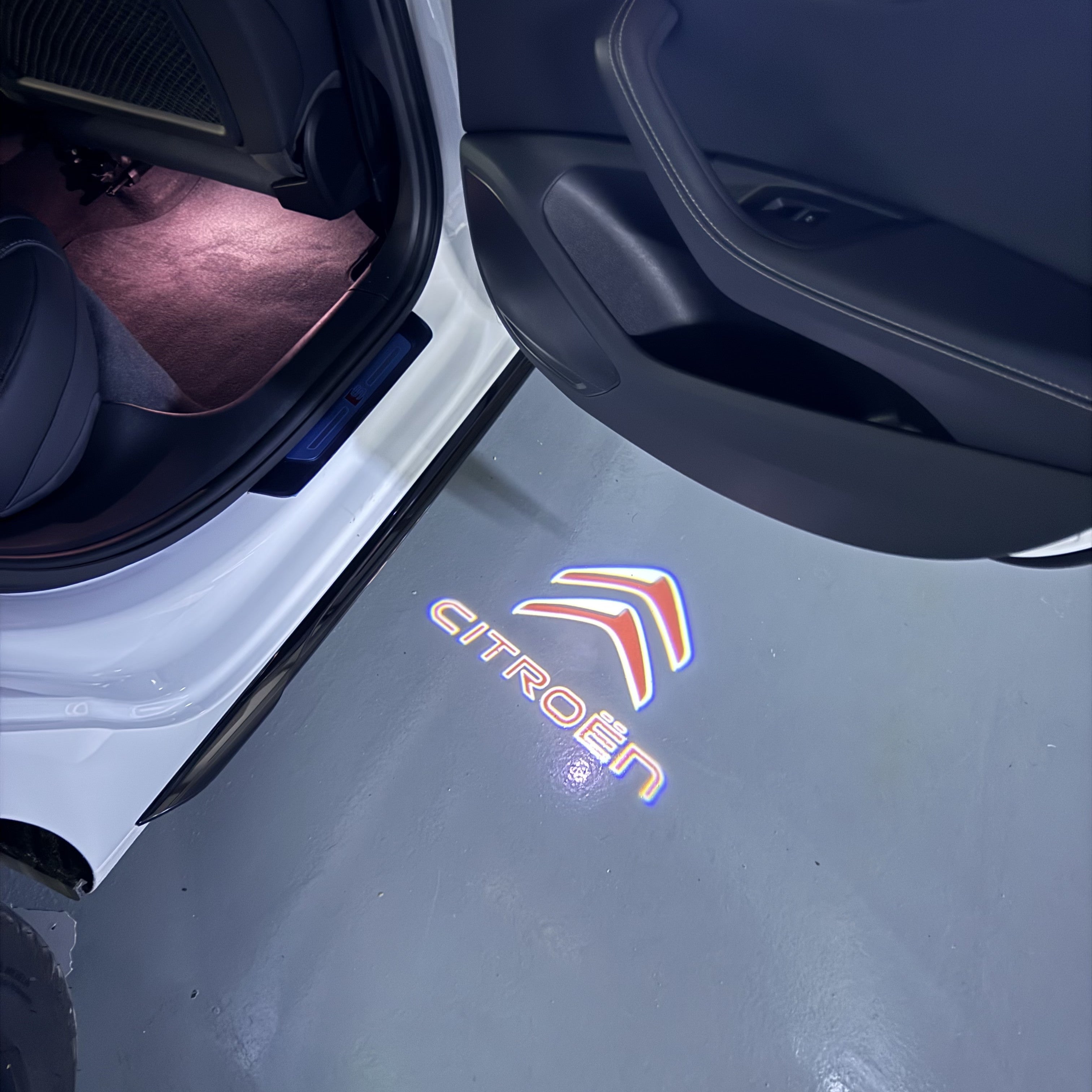 BMW M3 LOGO PROJECTOR LIGHTS Nr.24 (الكمية 1 = 1 مجموعة / 2 أضواء باب)