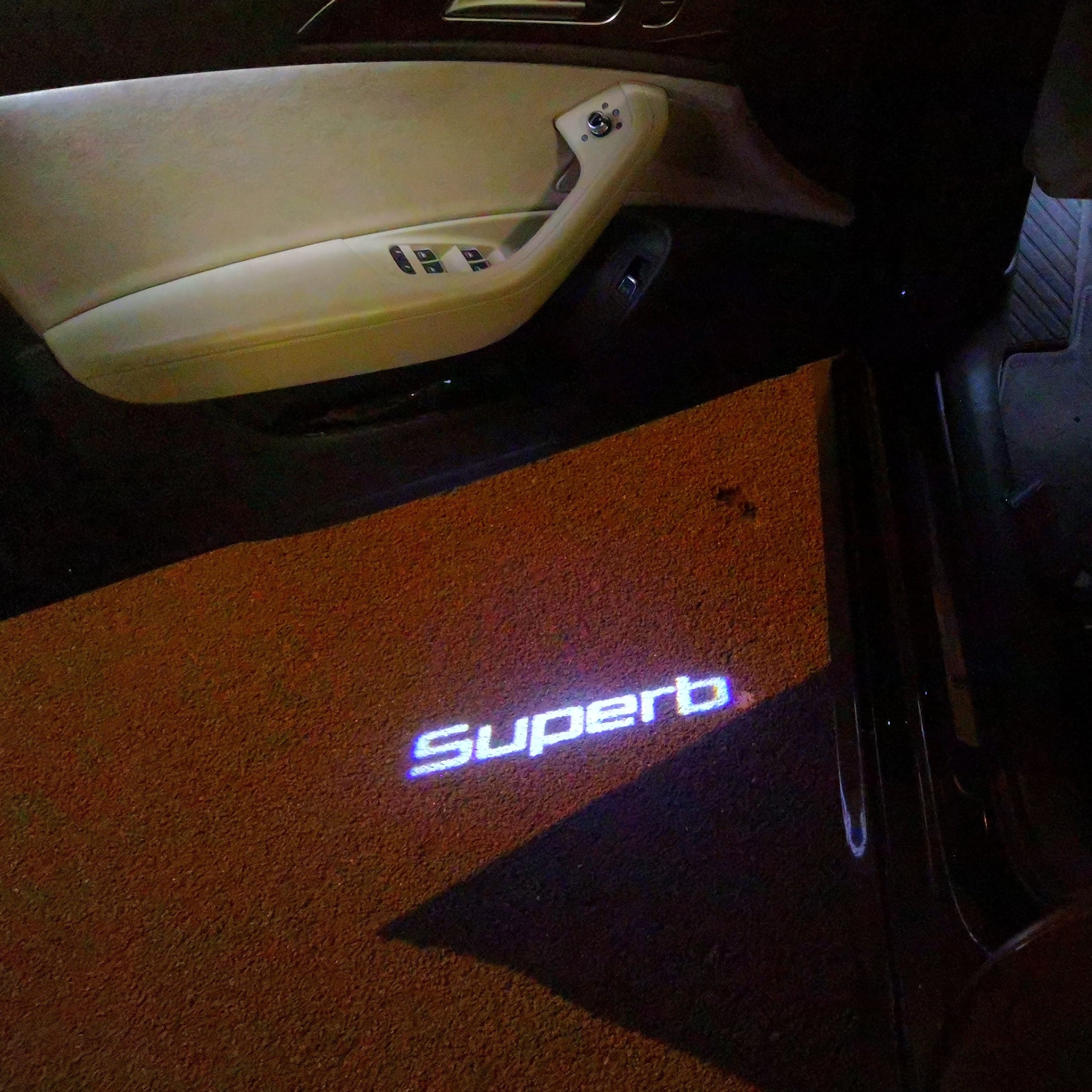 رحلات SKODA LOGO LGOTOT lights Nr.92 (الكمية 1 = 2 Logo Film / 2 oP lights)