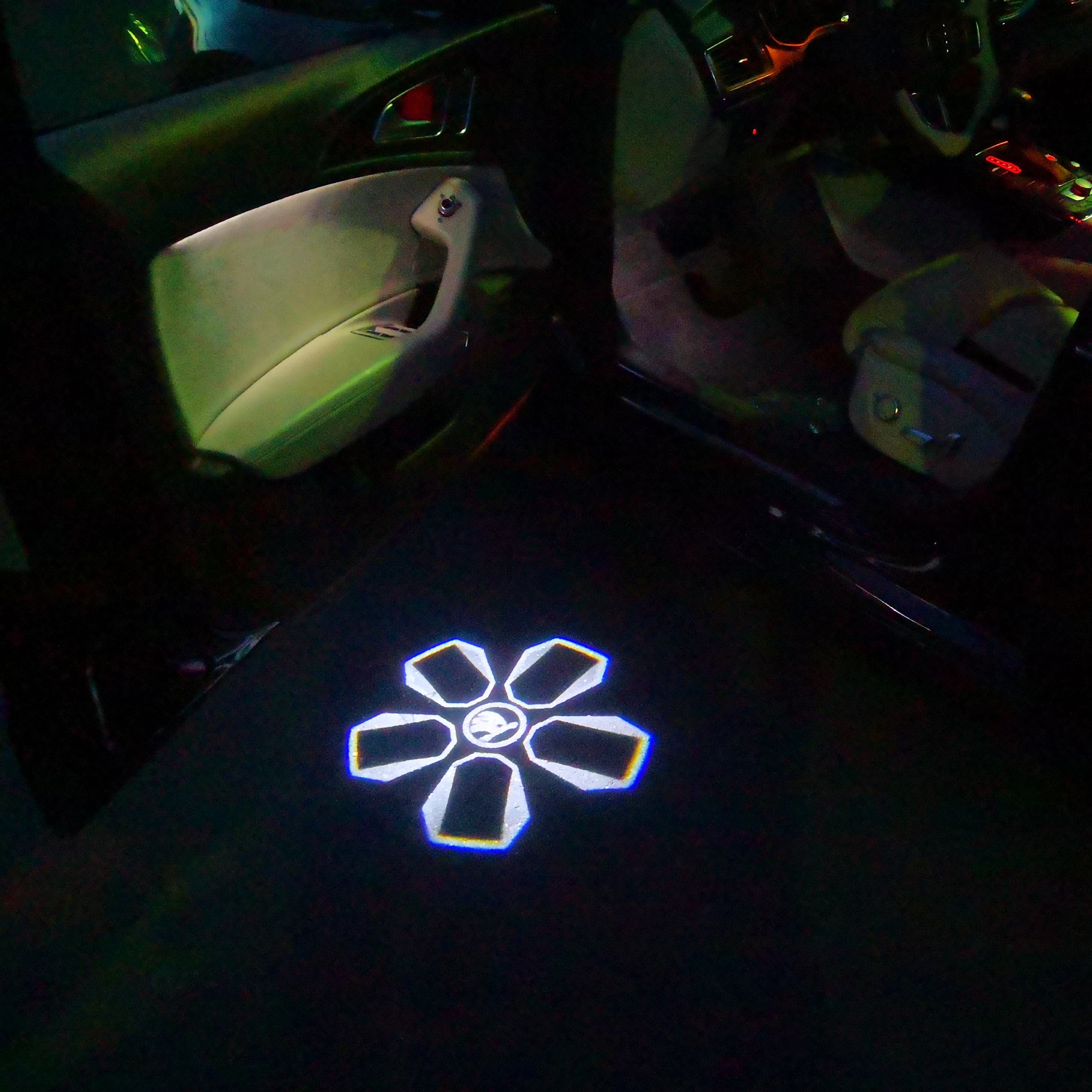 SKODA LOGO PROJECTOR LIGHTS Nr. 02 (Menge 1 = 2 Logo Film / 2 Türleuchten)