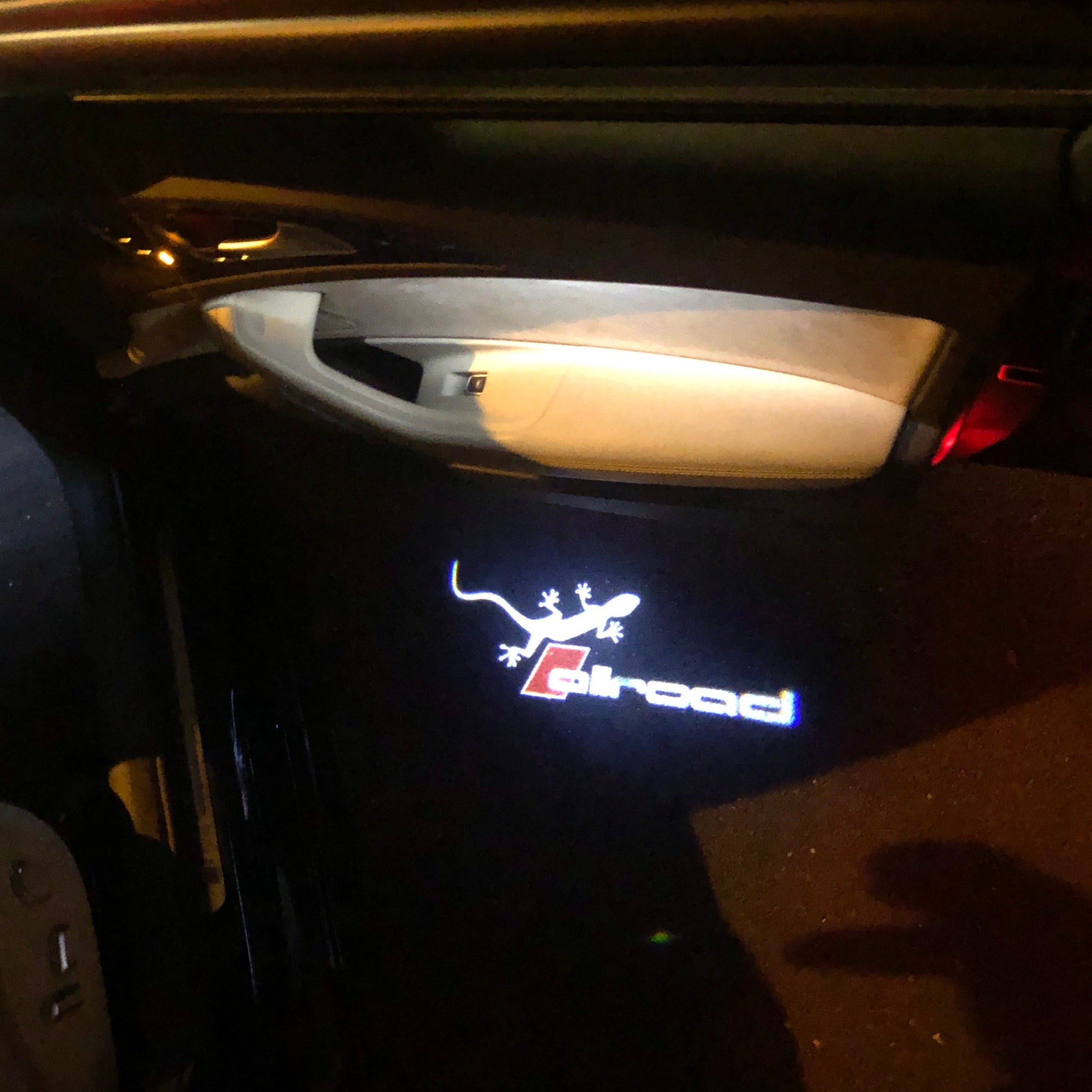 أودي ALLROAD GECKO LOGO PROJECTOT أضواء Nr.147 (كمية 1 = 2 شعار الأفلام و 2 أضواء الباب)