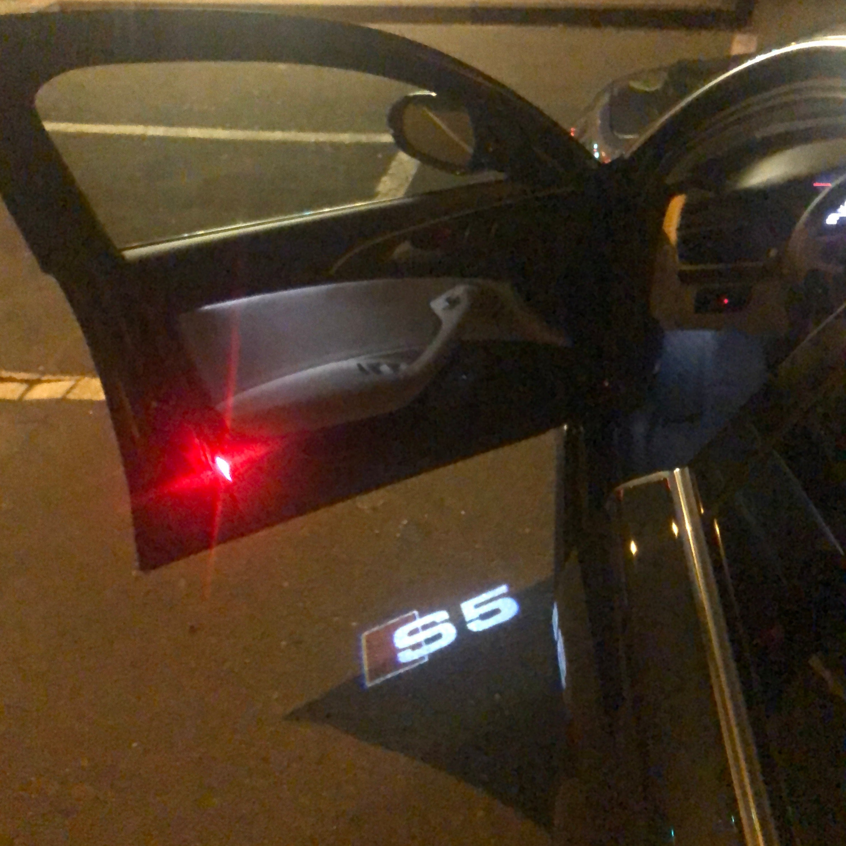 أضواء جهاز عرض شعار AUDI رقم 26 (الكمية 1 = 2 فيلم شعار / 2 مصباح باب)