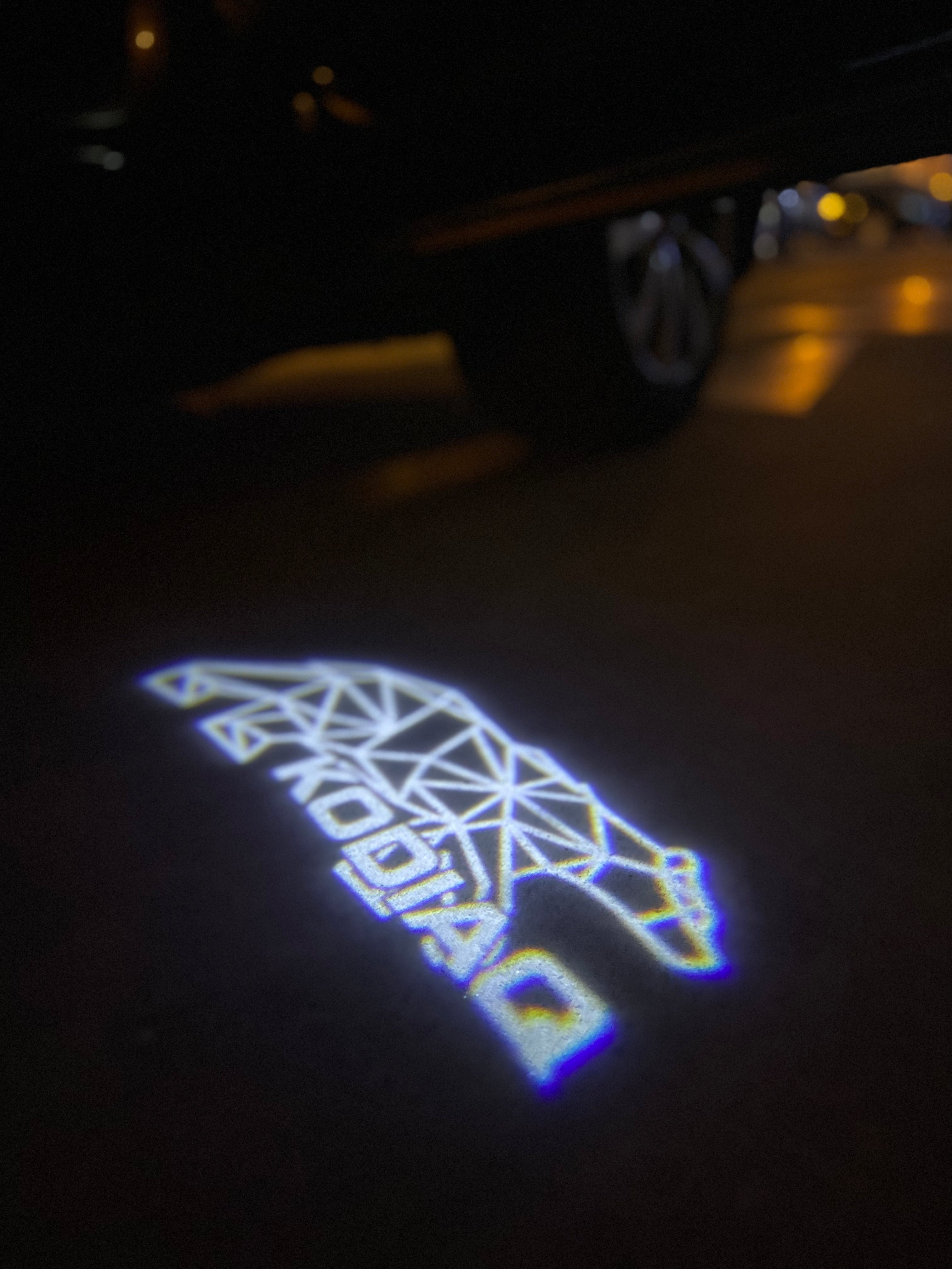 SKODA KODIAQ LOGO PROJECTOT أضواء Nr.68 (كمية 1 = 2 شعار فيلم / 2 أضواء الباب)