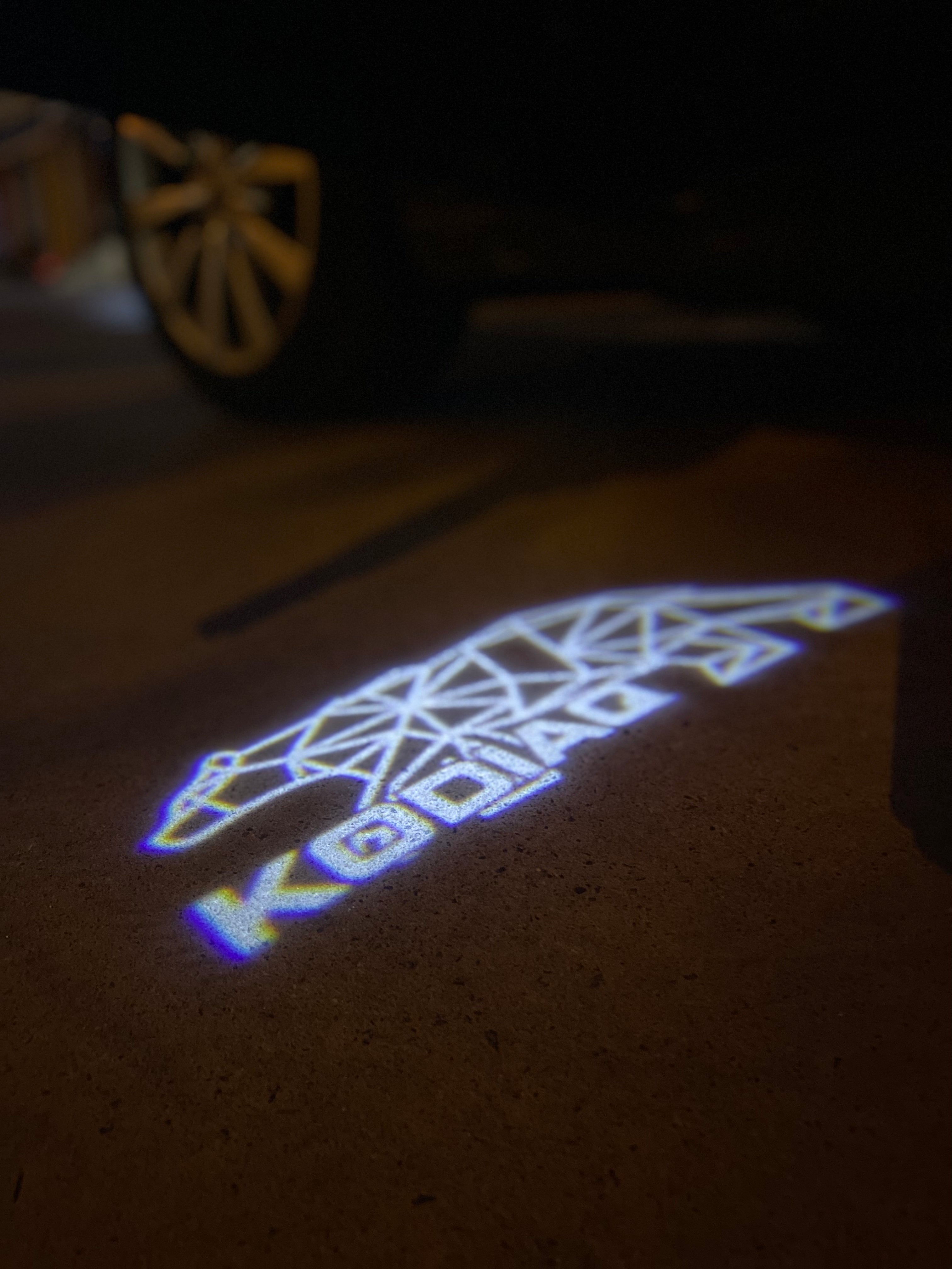 SKODA KODIAQ LOGO PROJECTOT أضواء Nr.68 (كمية 1 = 2 شعار فيلم / 2 أضواء الباب)