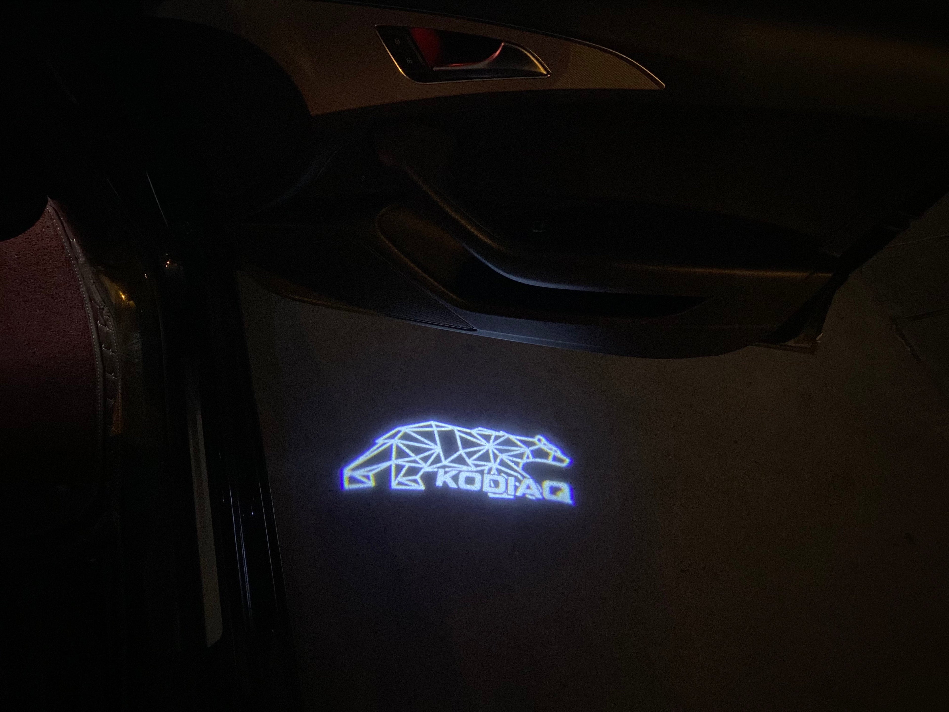 SKODA KODIAQ LOGO PROJECTOT LIGHTS Nr.68 (quantité 1 = 2 Logo Film / 2 portes lumières)