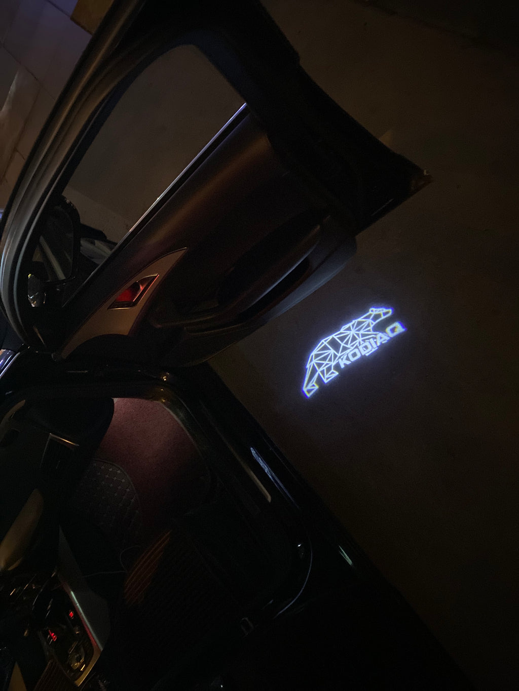 SKODA KODIAQ LOGO PROJECTOT LIGHTS Nr.68 (quantité 1 = 2 Logo Film / 2 portes lumières)