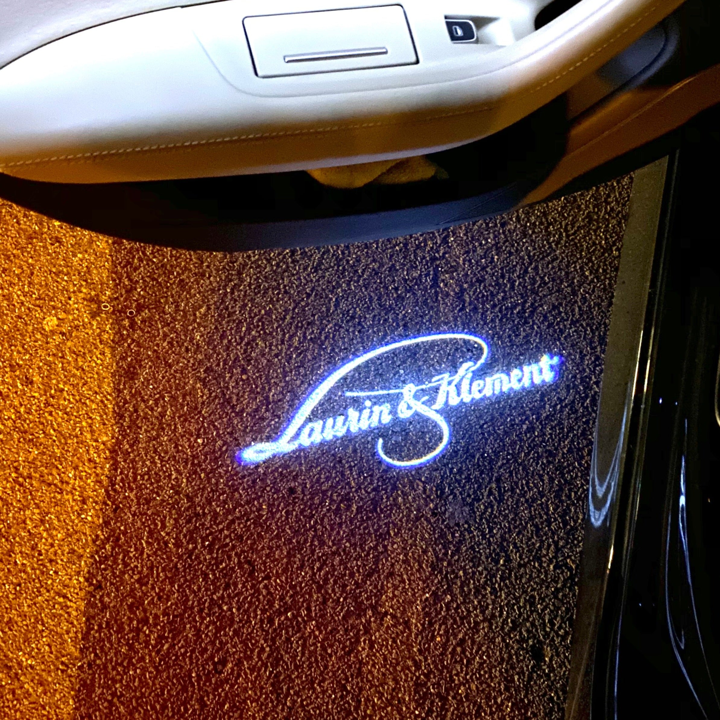 سكودا لورين وكليمنت LOGO PROJECTOR LIGHTS Nr.19 (الكمية 1 = 2 شعار فيلم / 2 باب)
