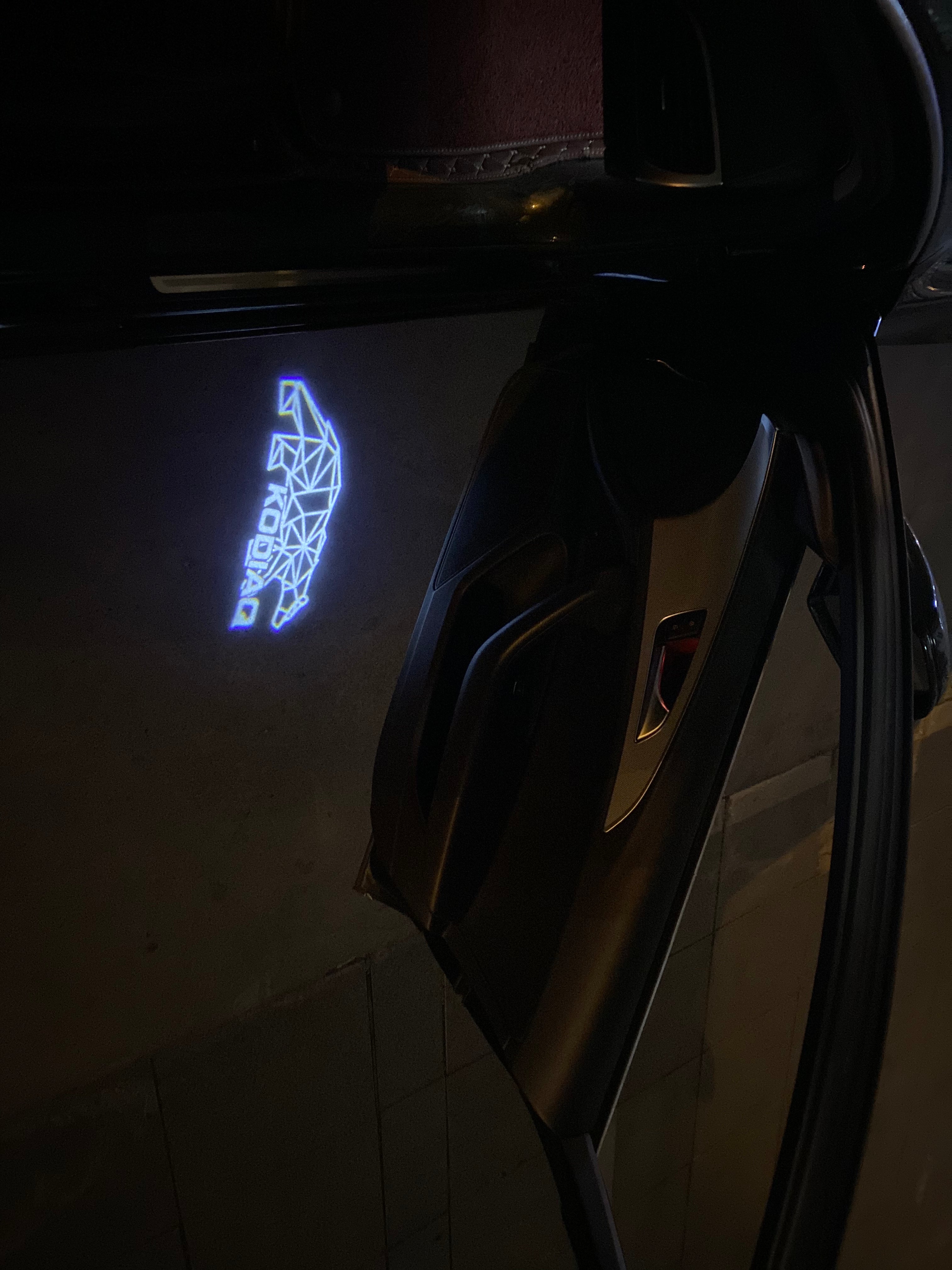 SKODA KODIAQ LOGO PROJECTOT أضواء Nr.68 (كمية 1 = 2 شعار فيلم / 2 أضواء الباب)