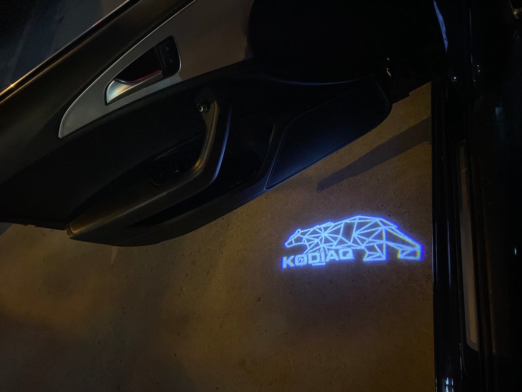 SKODA KODIAQ LOGO PROJECTOT LIGHTS Nr.68 (quantité 1 = 2 Logo Film / 2 portes lumières)