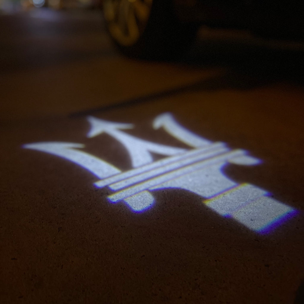 Maserati LOGO PROJECROTR LIGHTS Nr.01 (Anzahl 1 = 1 Sets / 2 Türleuchten)