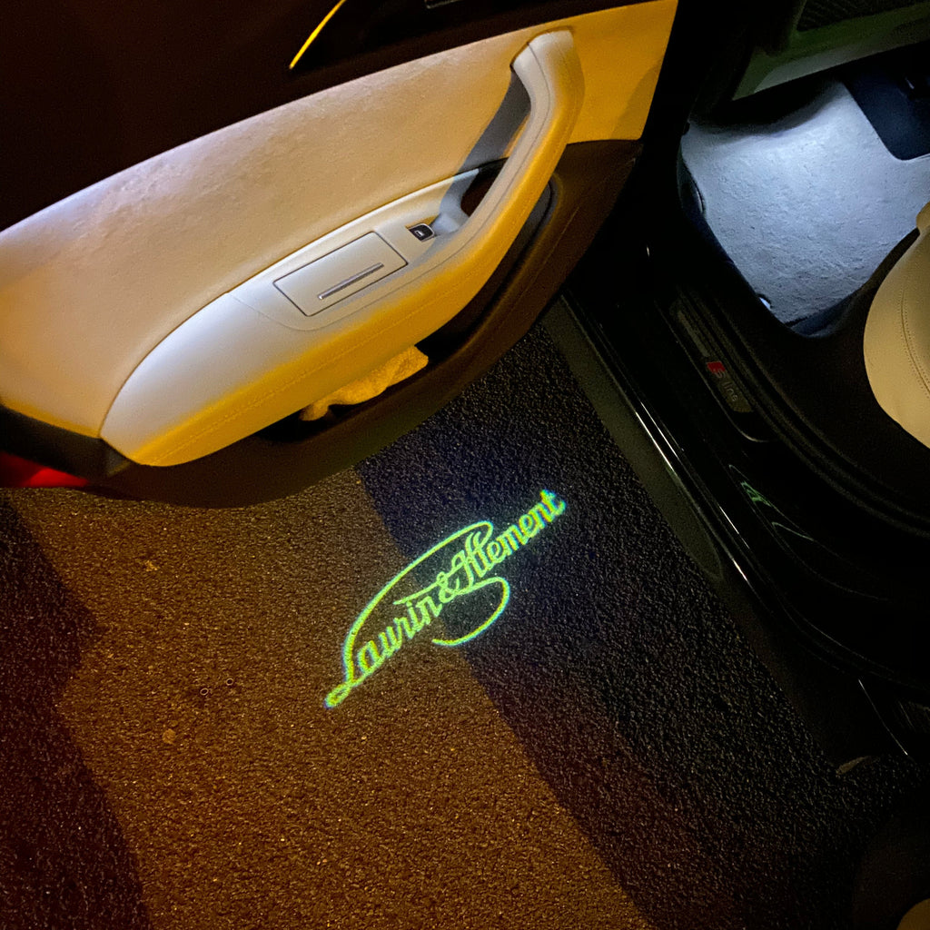 LUCES DE PROYECTOR DE LOGOTIPO SKODA Laurin & Klement Nr.19 (cantidad 1 = 2 películas con logotipo / 2 luces de puerta)
