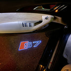 AUDI S7 LOGO PROJEKTORLEUCHTEN Nr.360 (Anzahl 1 = 2 Logo Folien / 2 Türleuchten)