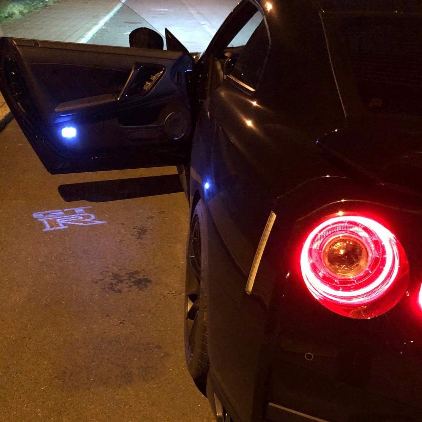 GTR R35 PROJECTOT LIGHTS Nr.01 (quantità 1 = 2 Film logo /2 luci porta)