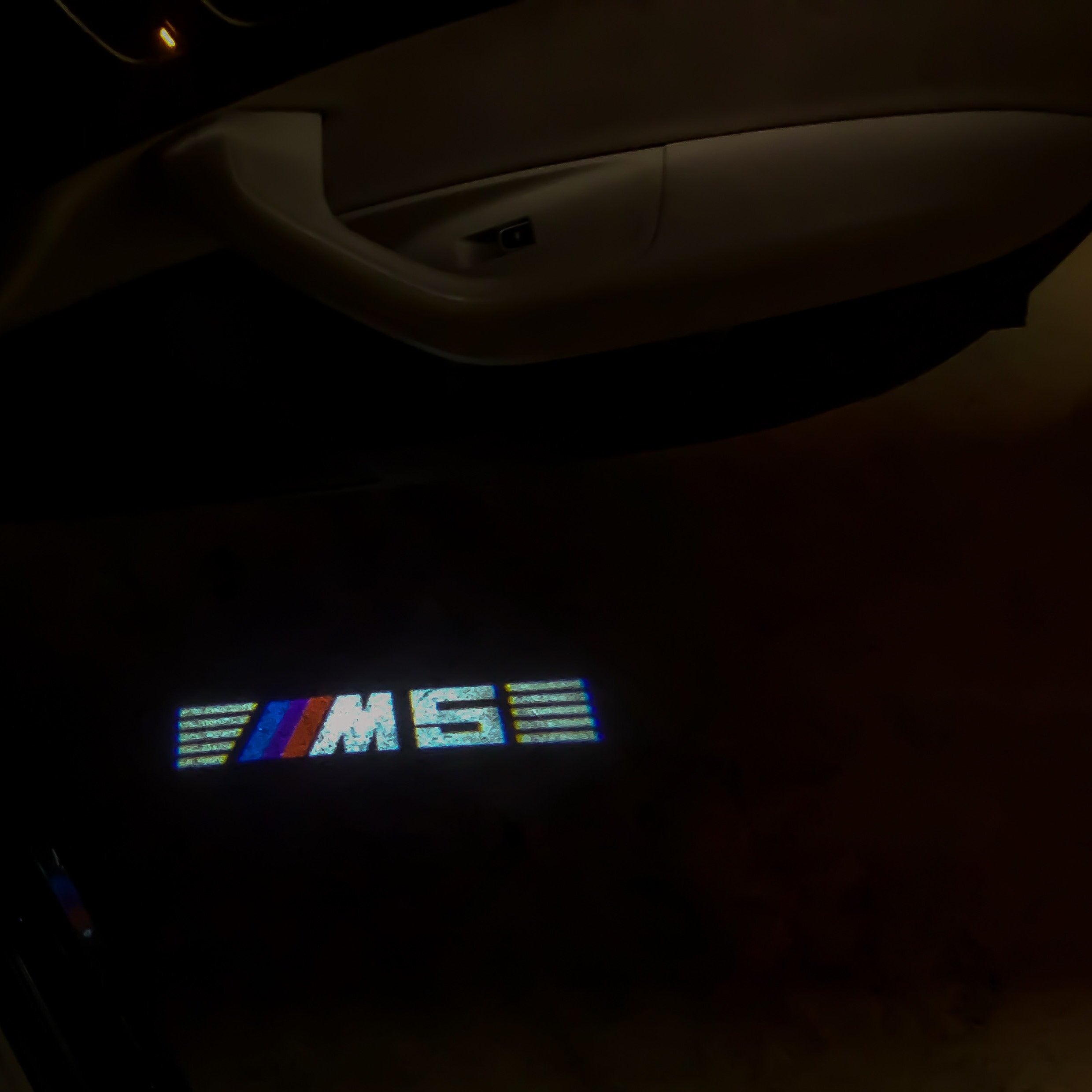 BMW M5 LOGO PROJECTOT LIGHTS Nr.23 (cantidad 1 = 1 juego/2 luces de puerta)