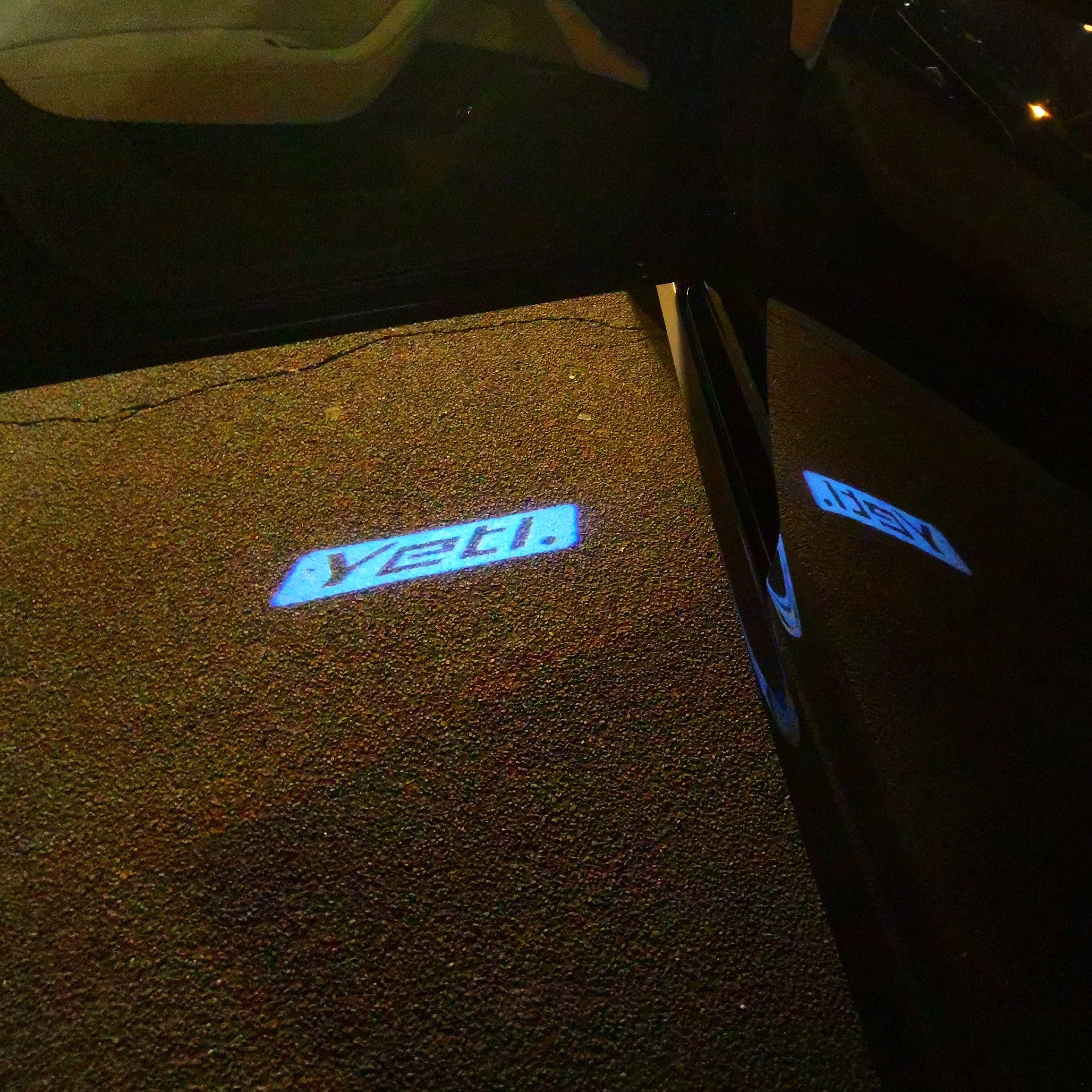 SKODA YETI LOGO LIGHTS Nr.55 (Menge 1 = 2 Logo Film / 2 Türleuchten)
