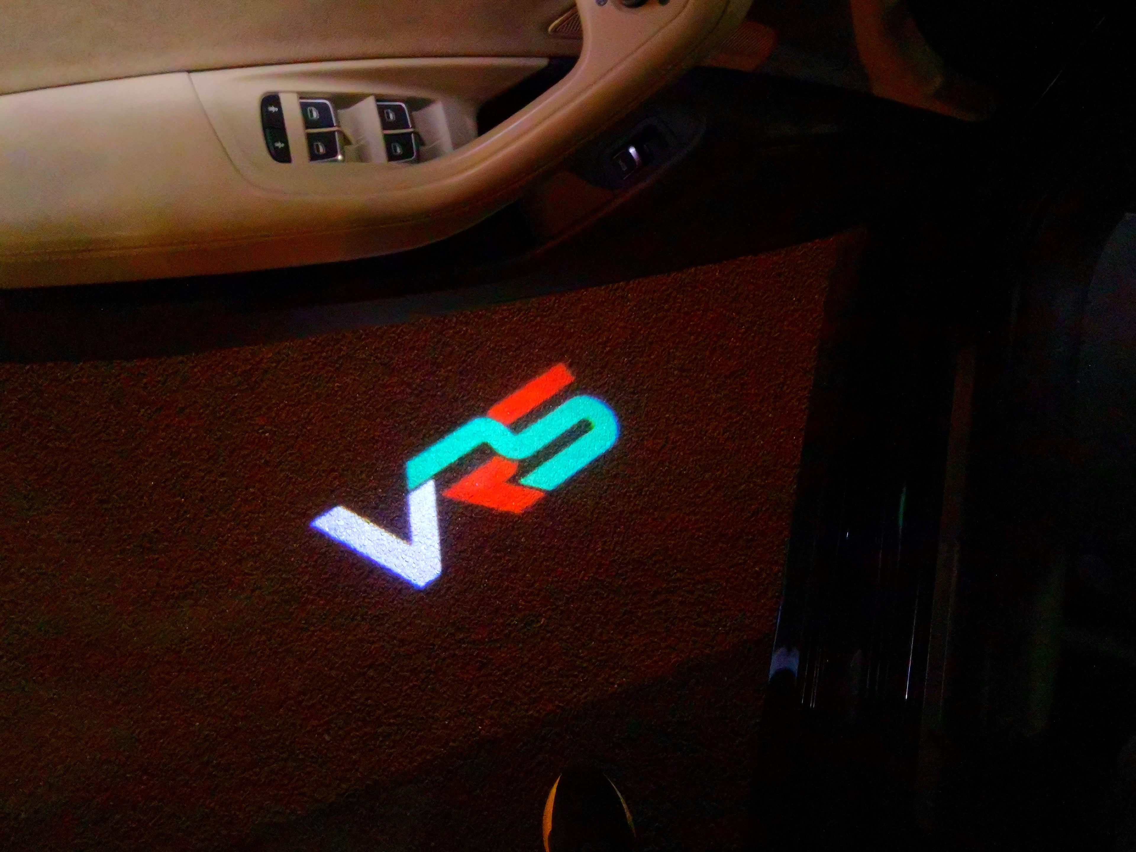 SKODA VRS LOGO PROJECTOR LIGHTS Nr.26 (الكمية 1 = 2 شعار فيلم / 2 مصباح باب)