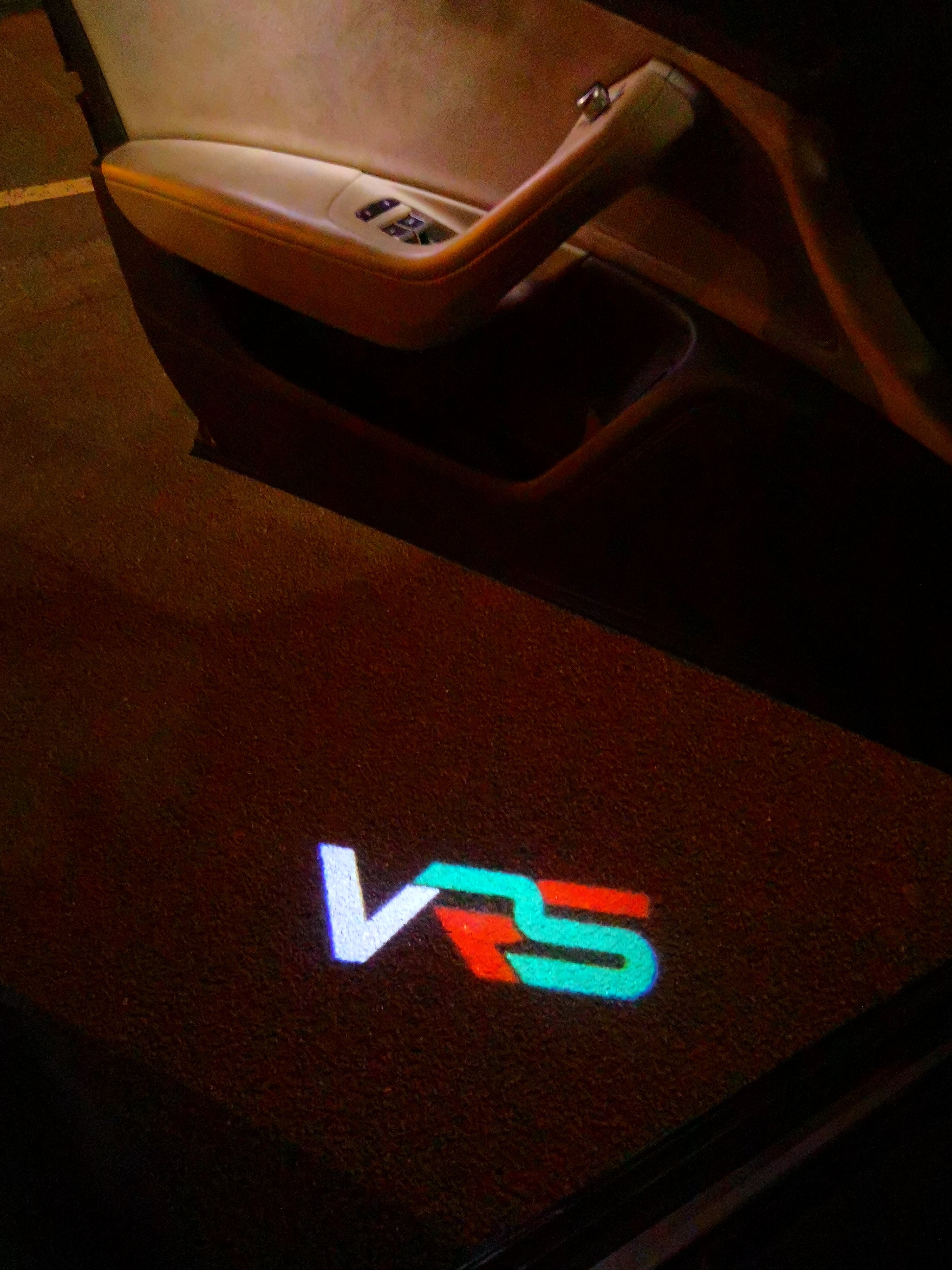 SKODA VRS LOGO PROJECTOR LIGHTS Nr.26 (الكمية 1 = 2 شعار فيلم / 2 مصباح باب)