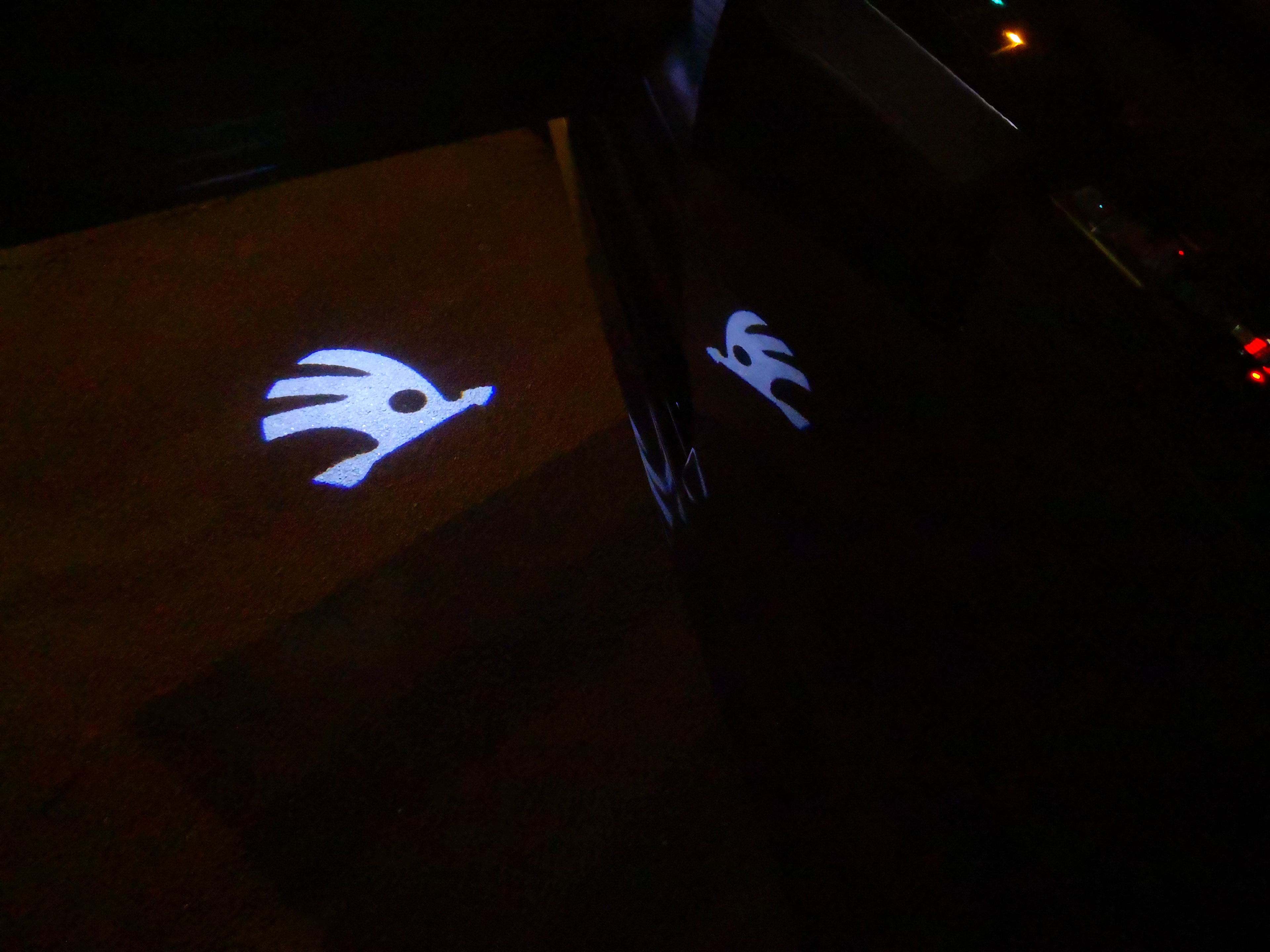 SKODA LOGO PROJECTOR LIGHTS Nr.07 (الكمية 1 = 2 شعار فيلم / 2 مصباح باب)