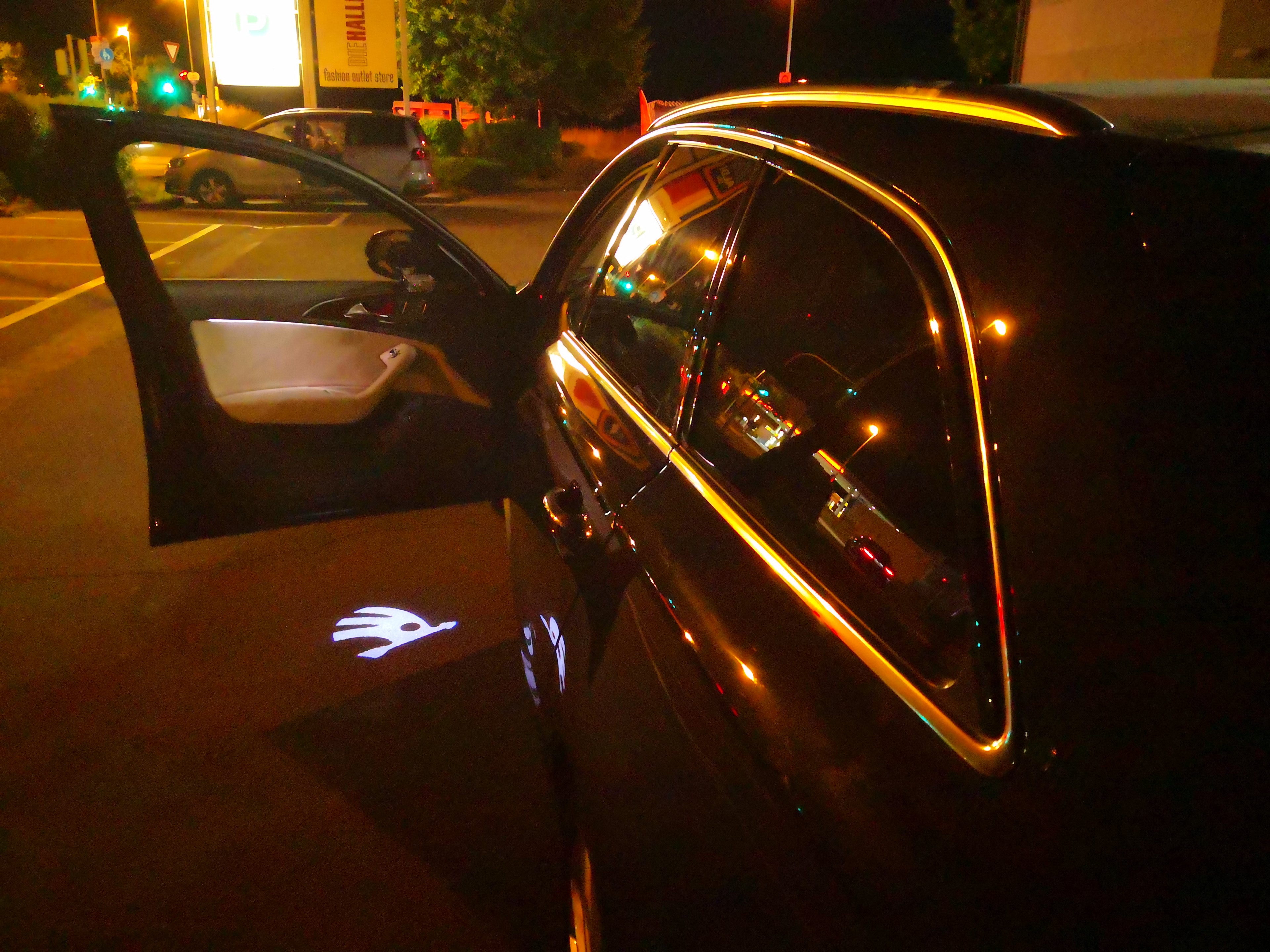 SKODA LOGO PROJECTOR LIGHTS Nr.07 (الكمية 1 = 2 شعار فيلم / 2 مصباح باب)