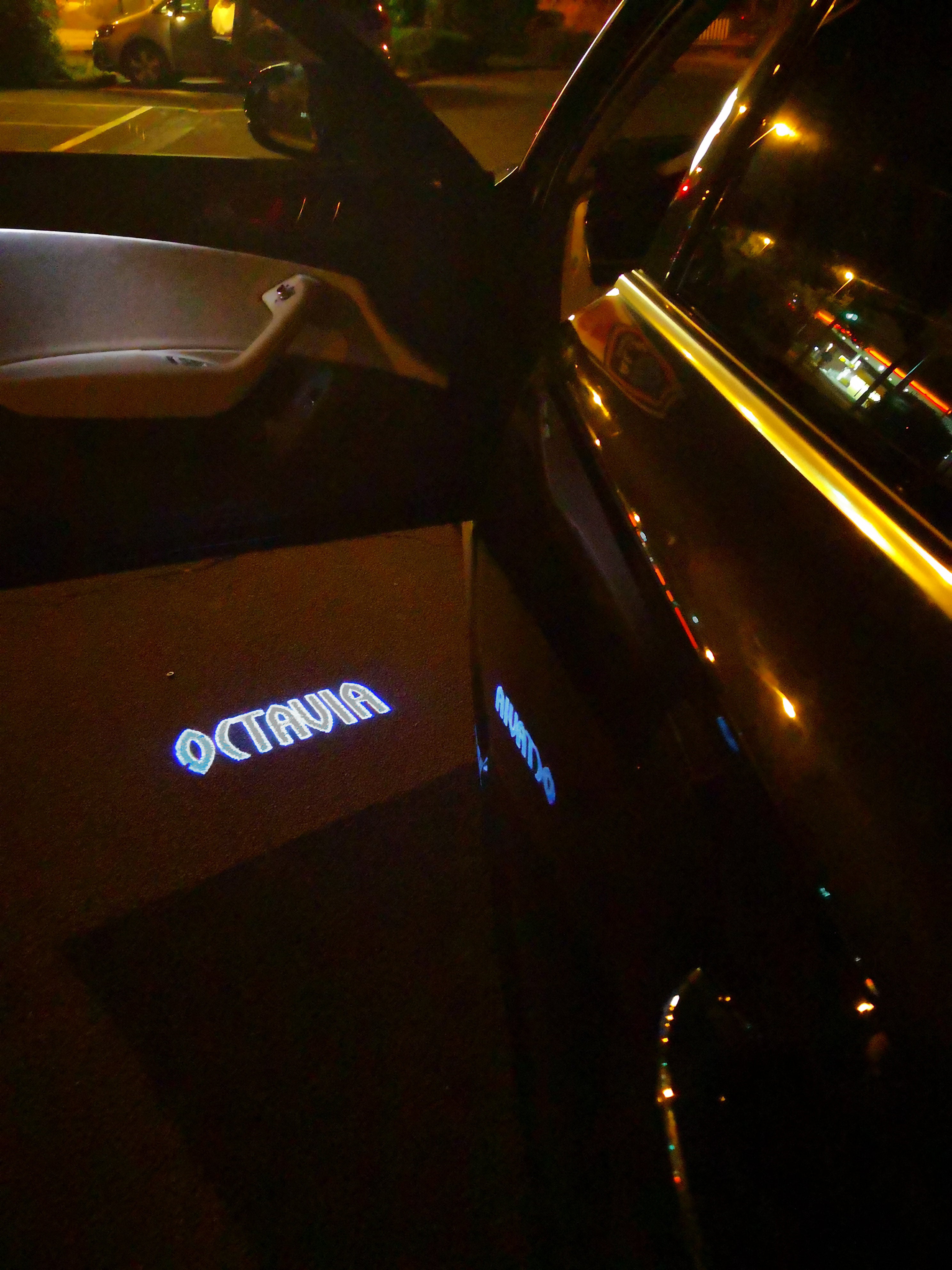SKODA LOGO PROJECTOT LIGHTS Nr.83 (Menge 1 = 2 Logo Film / 2 Türleuchten)