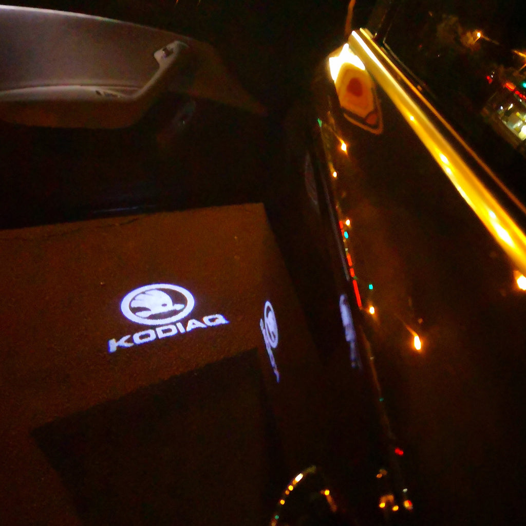 SKODA KODIAQ LOGO LIGHTS Nr.51 (الكمية 1 = 2 شعار فيلم / 2 أضواء الباب)