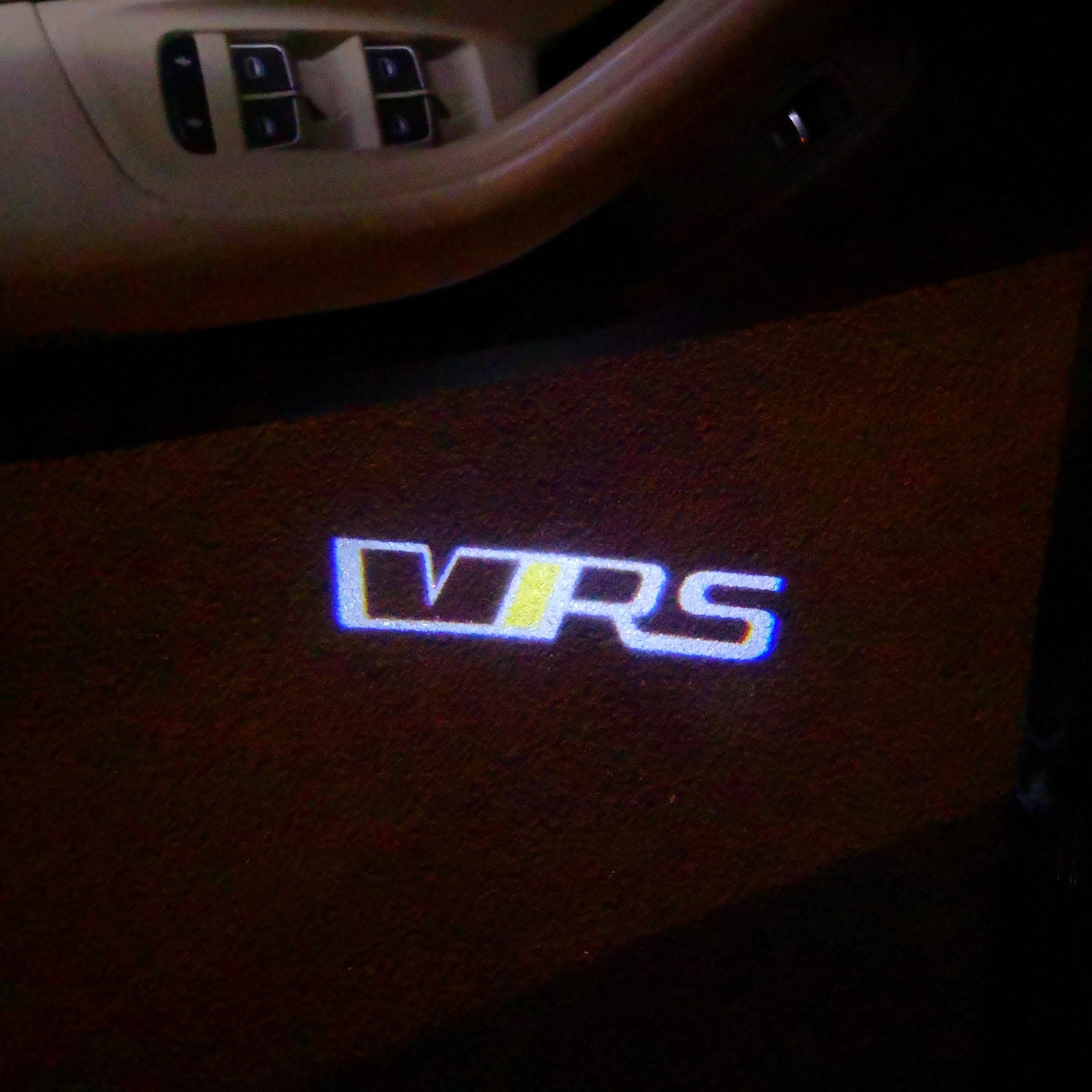 SKODA VRS LOGO PROJECTOT أضواء Nr.28 (كمية 1 = 2 شعار فيلم / 2 أضواء الباب)