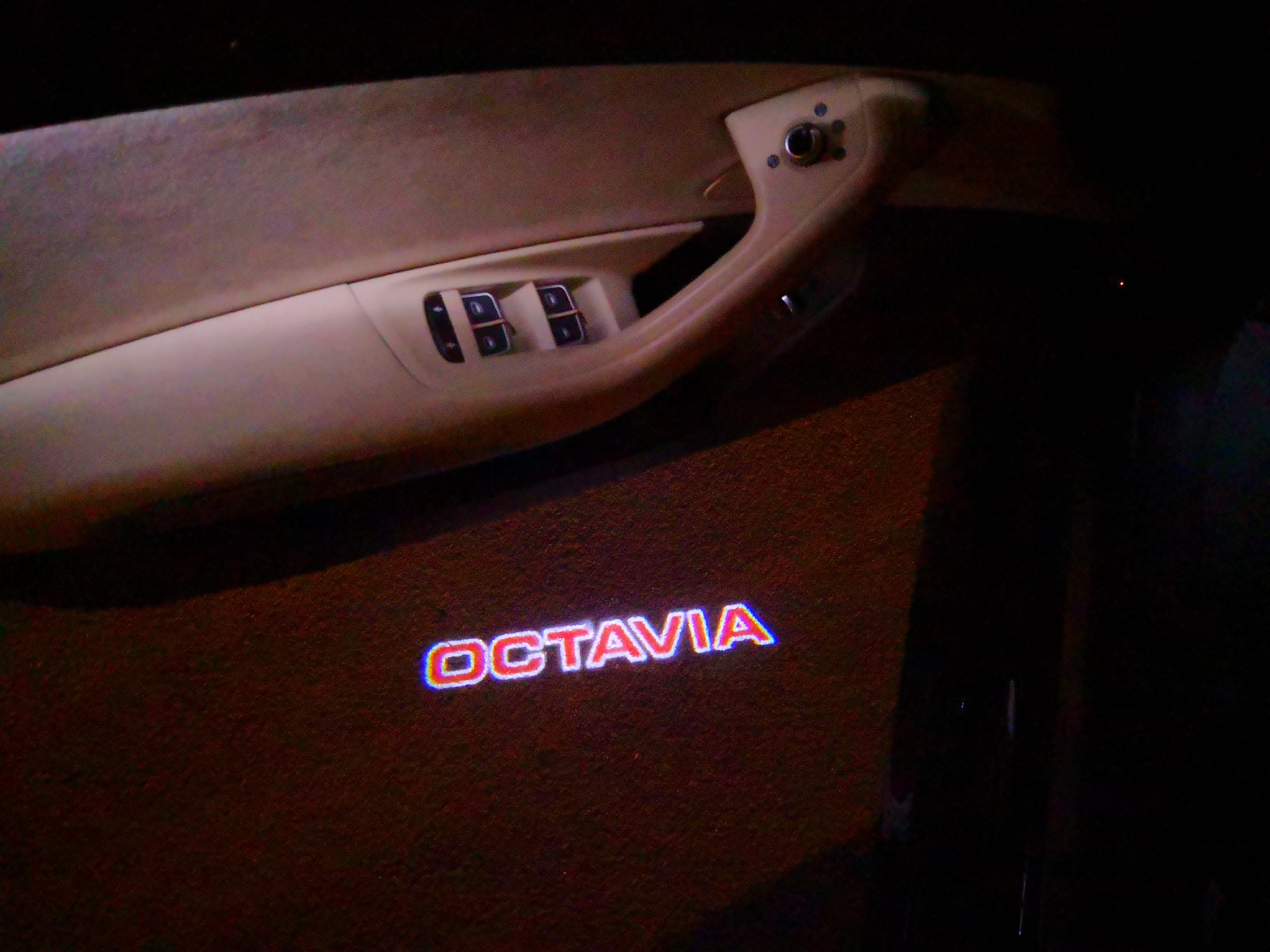 SKODA OCTAVIA LOGO LIGHTS Nr.106 (Menge 1 = 2 Logo Film / 2 Türlichter)