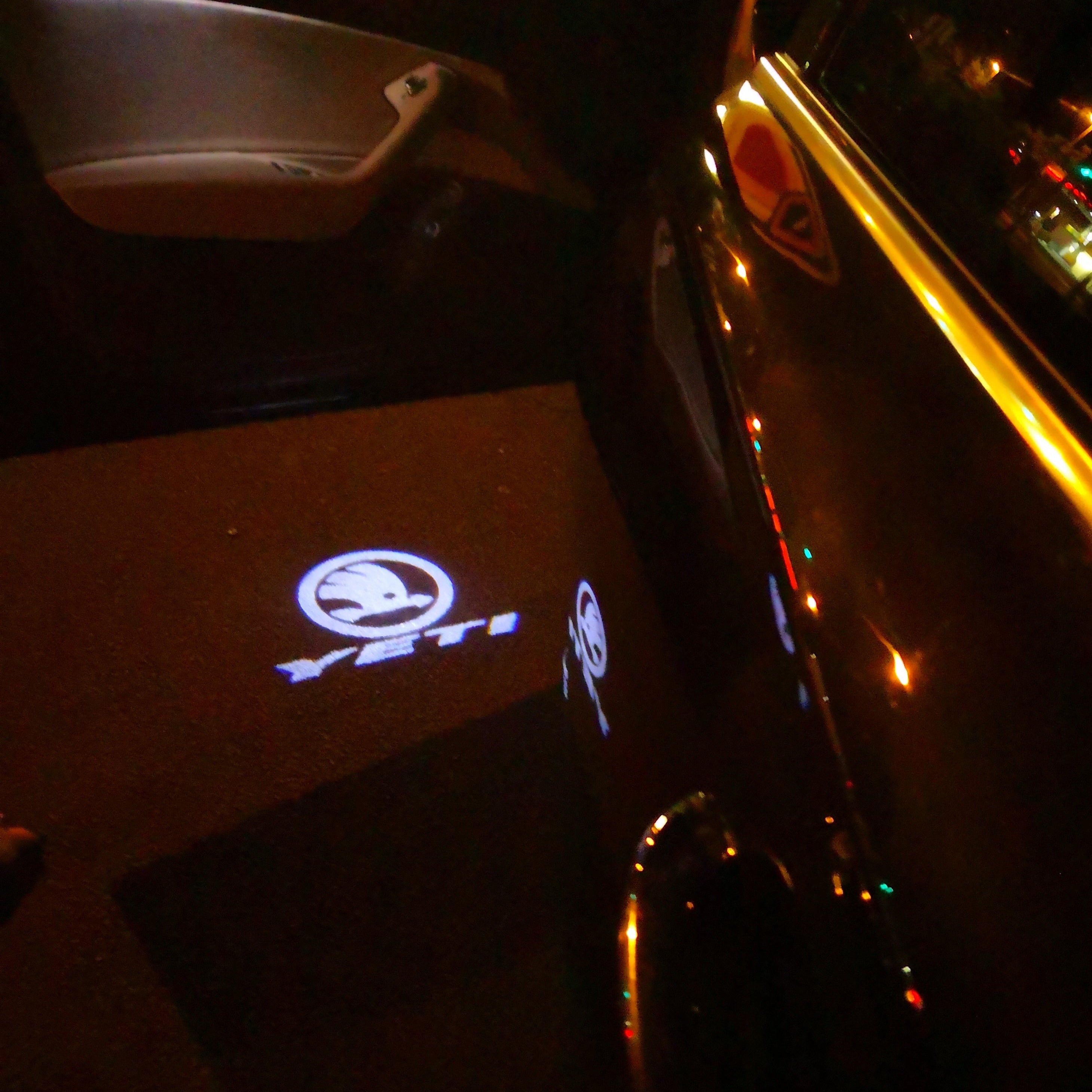 SKODA YETI LOGO LIGHTS Nr.53 (Menge 1 = 2 Logo Film / 2 Türleuchten)