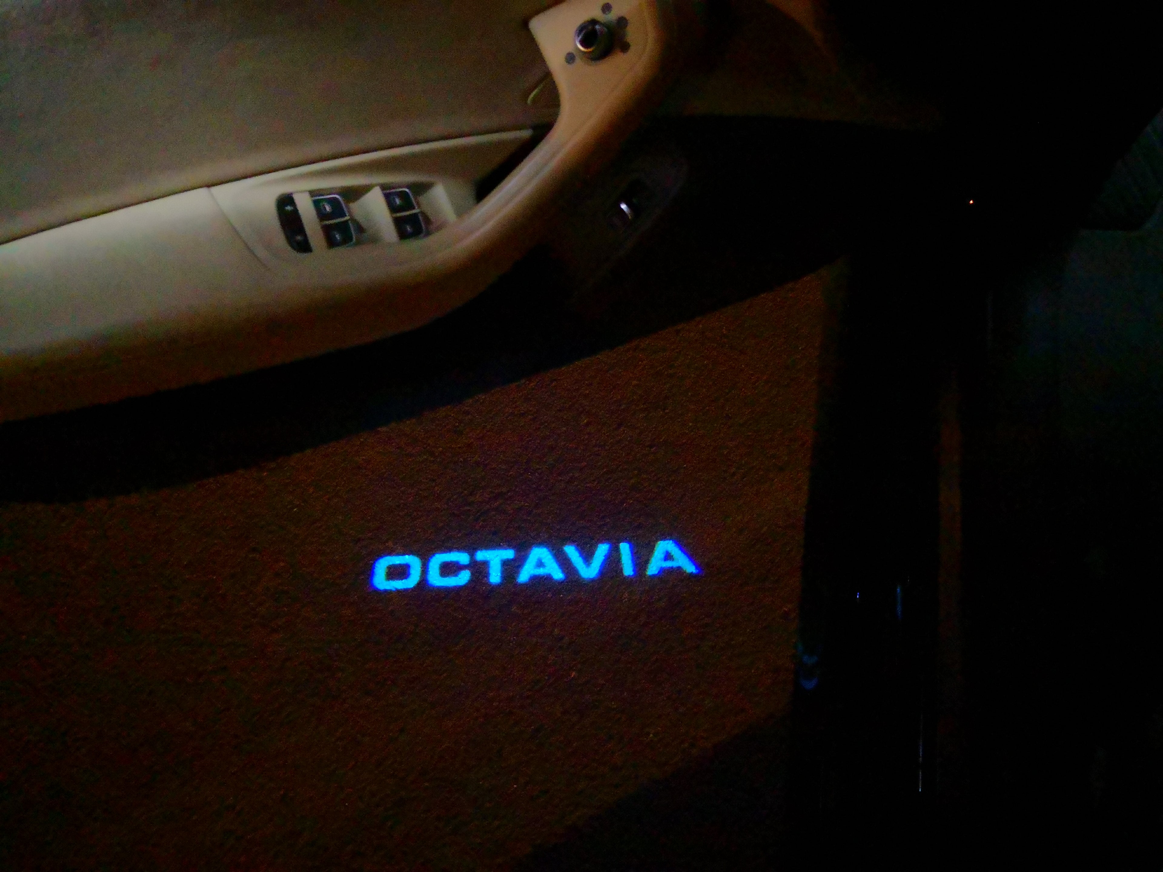 SKODA LOGO PROJECTOT LIGHTS Nr.104 (Menge 1 = 2 Logo Film / 2 Türlichter)