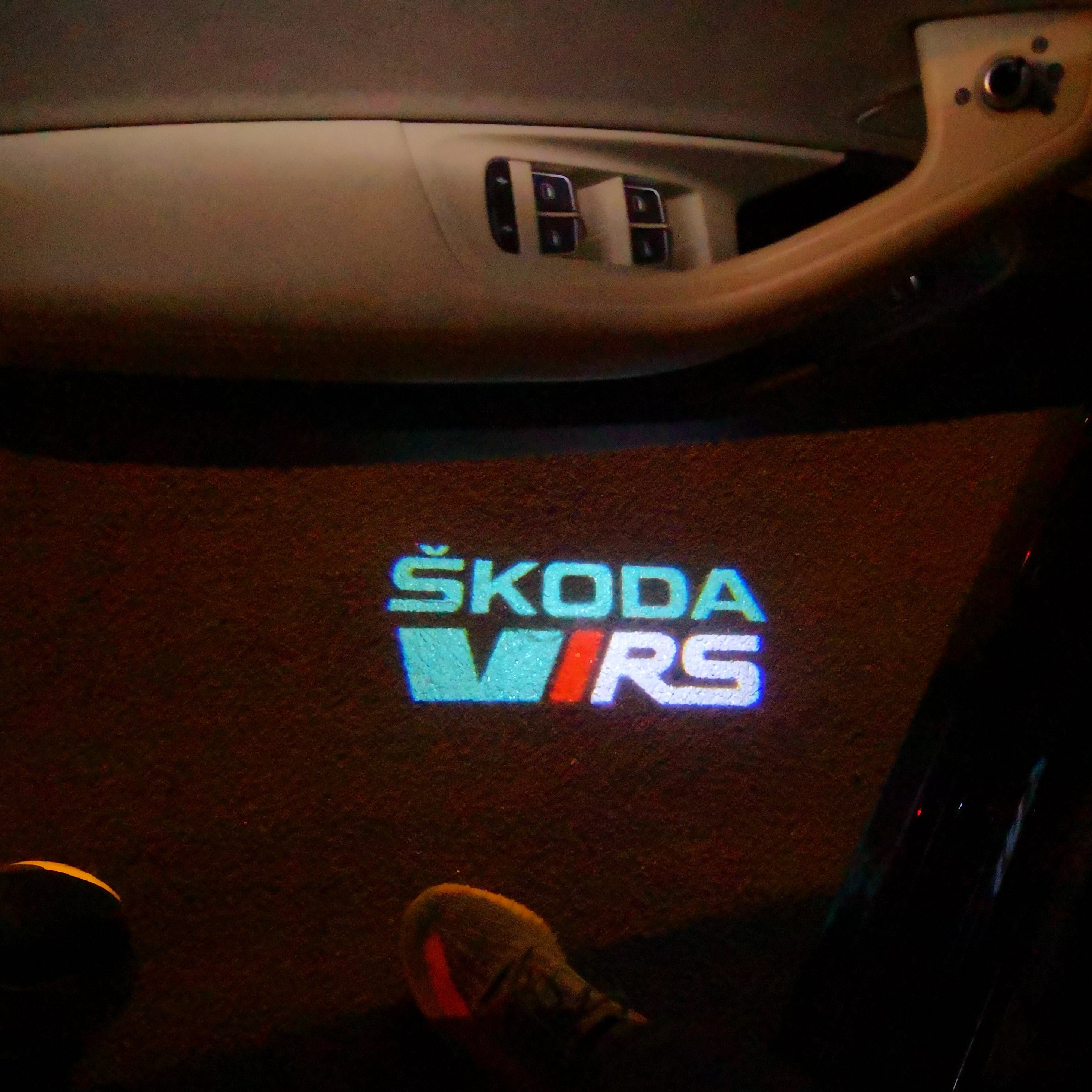 SKODA VRS LOGO PROJECTOT أضواء Nr.25 (كمية 1 = 2 شعار فيلم / 2 أضواء الباب)