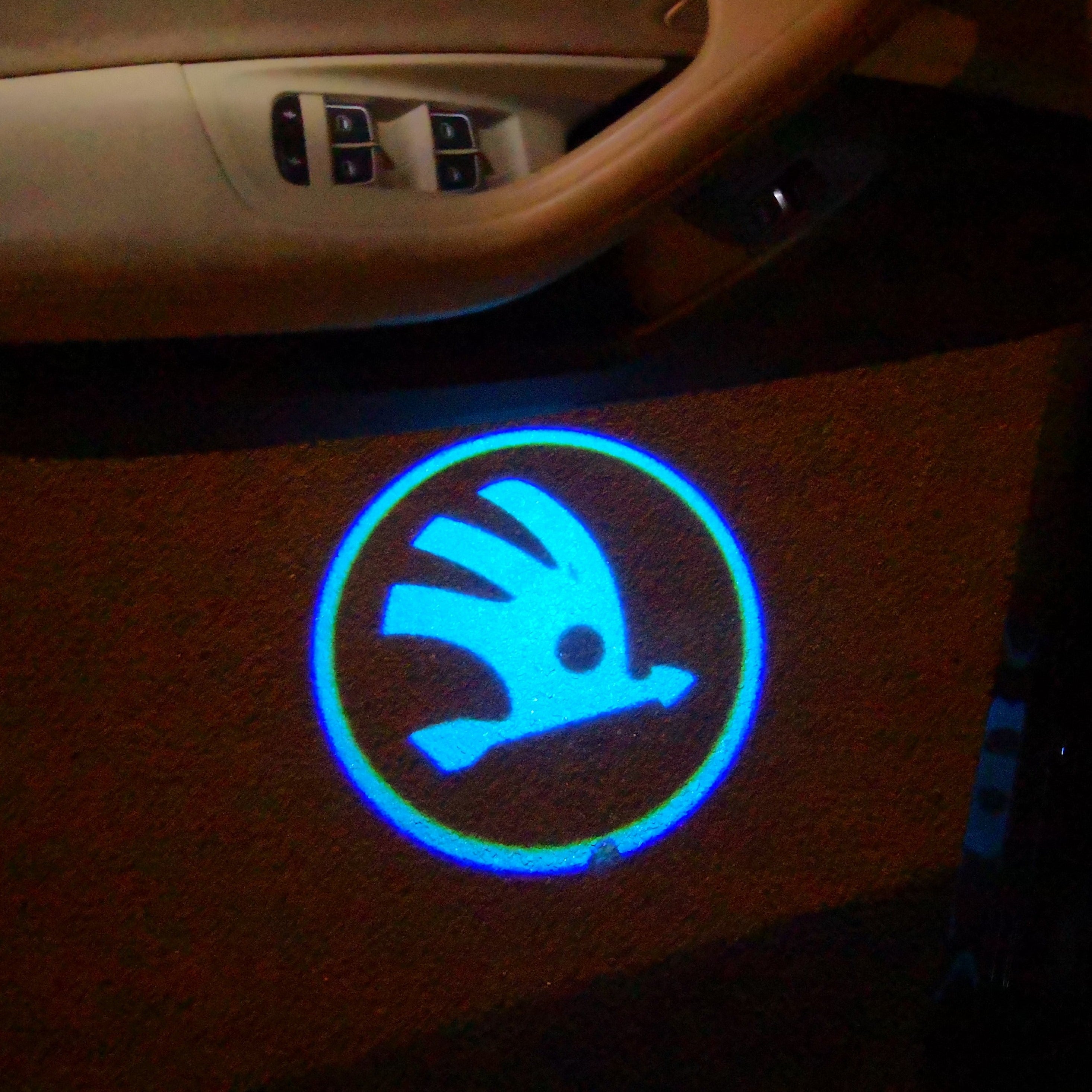 SKODA LOGO PROJECTOR LIGHTS Nr.11 (الكمية 1 = 2 شعار فيلم / 2 مصباح باب)