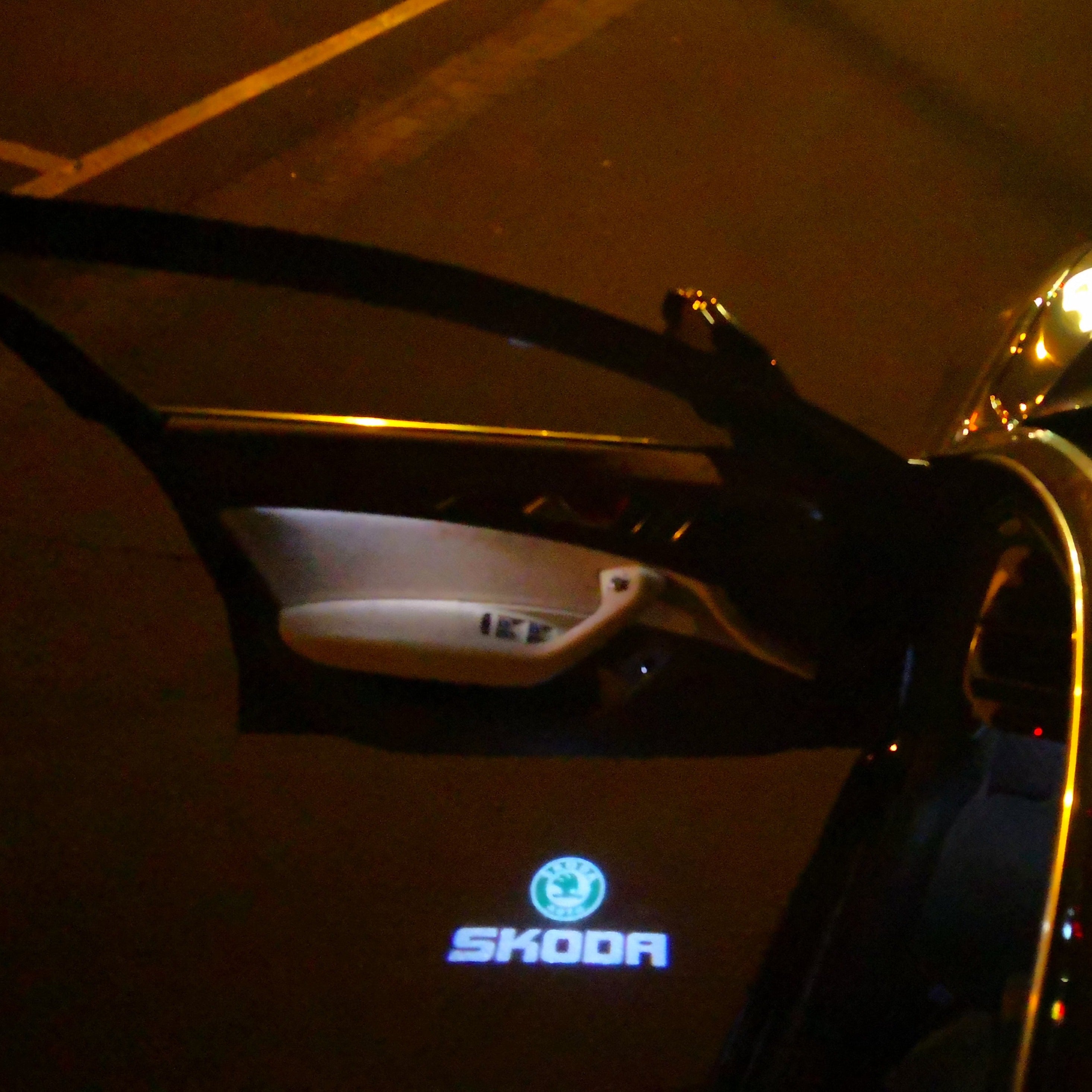 رحلات SKODA LOGO LGOTOT Lrits Nr.14 (الكمية 1 = 2 Logo Tobo / 2 أضواء الباب)