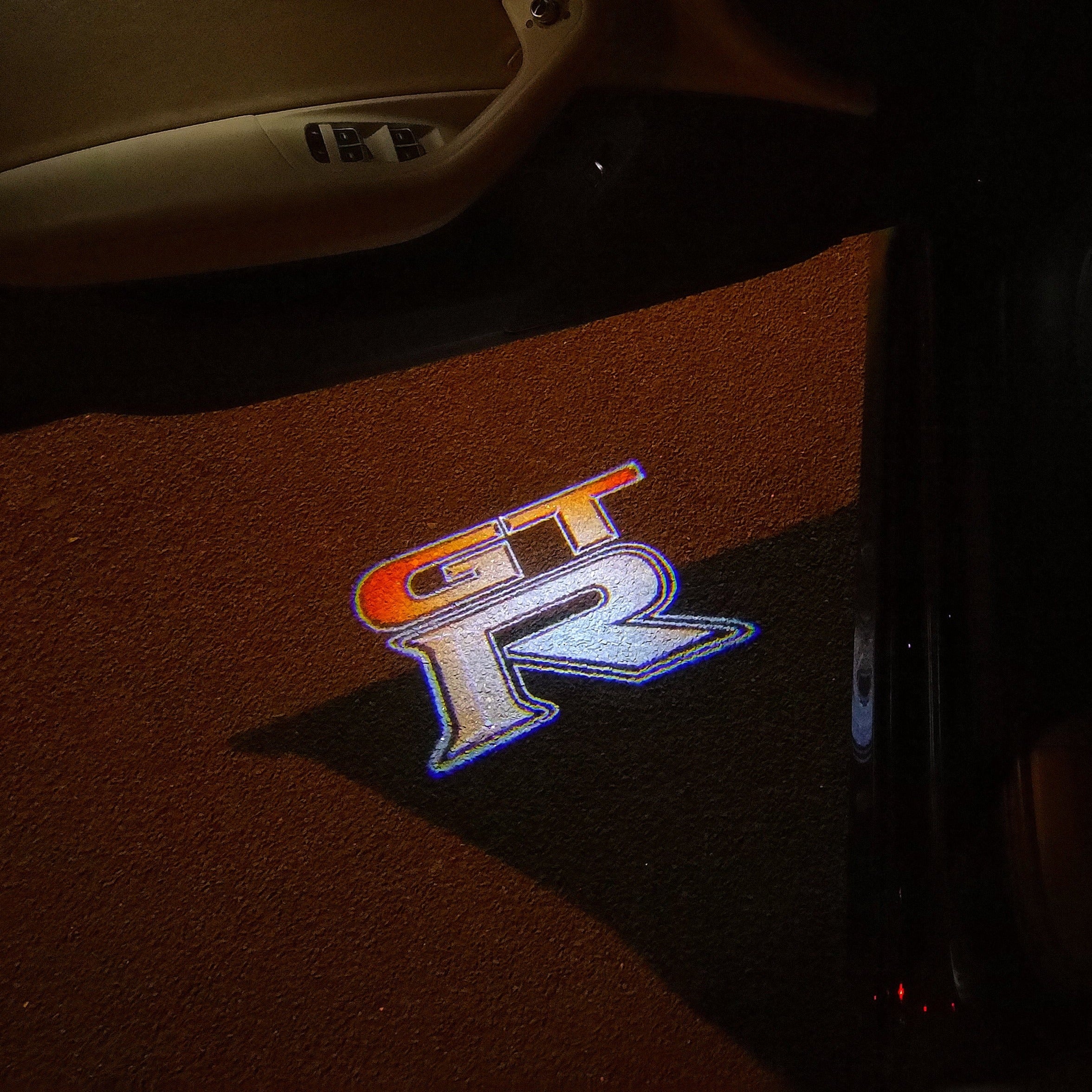 GTR-R35 LOGO PROJECTOT LIGHTS Nr.06 (quantità 1 = 2 Pellicole logo /2 luci porta)