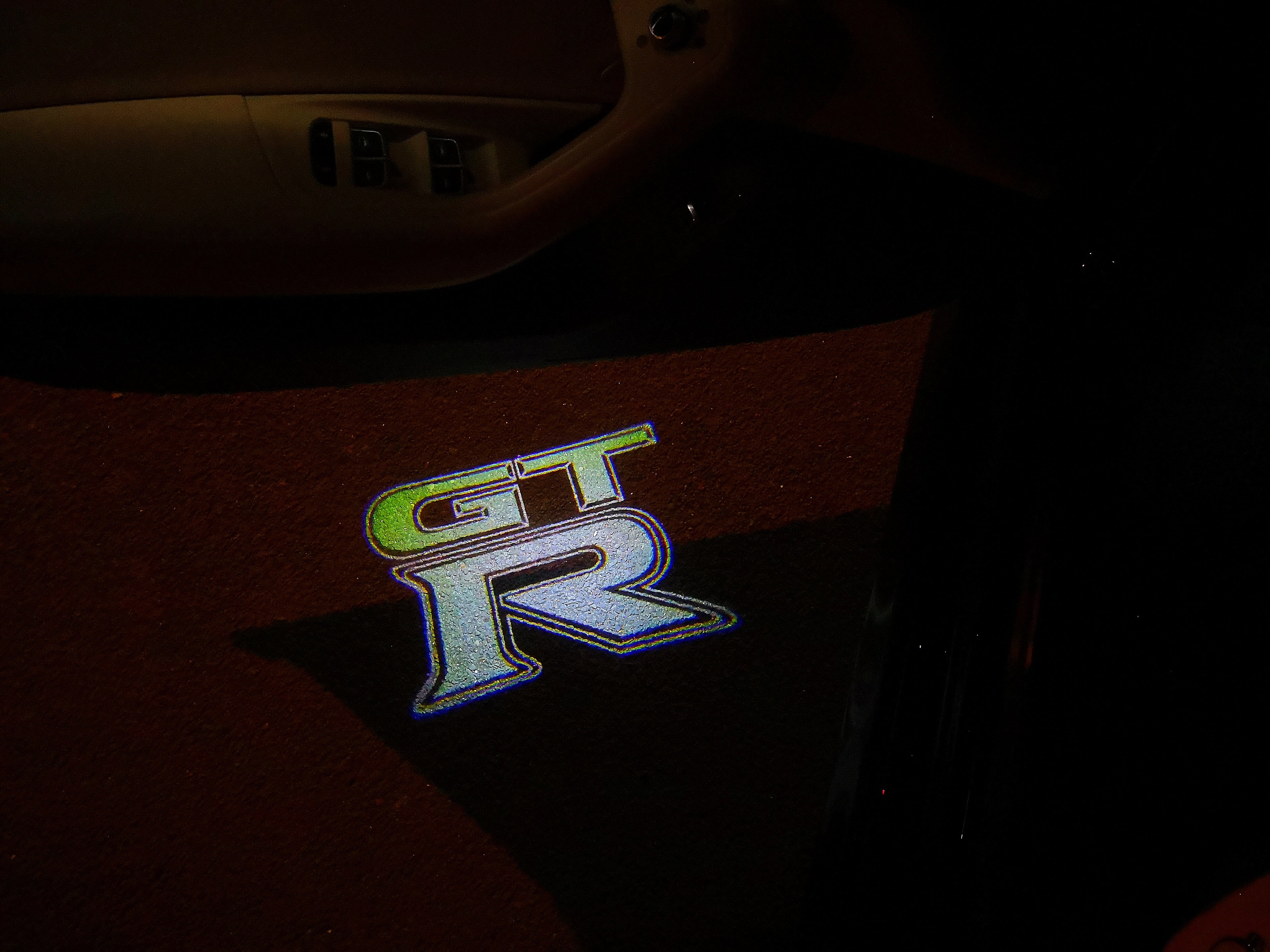 GTR-R35 LOGO PROJECTOT LIGHTS Nr.07 (quantità 1 = 2 Pellicole logo /2 luci porta)