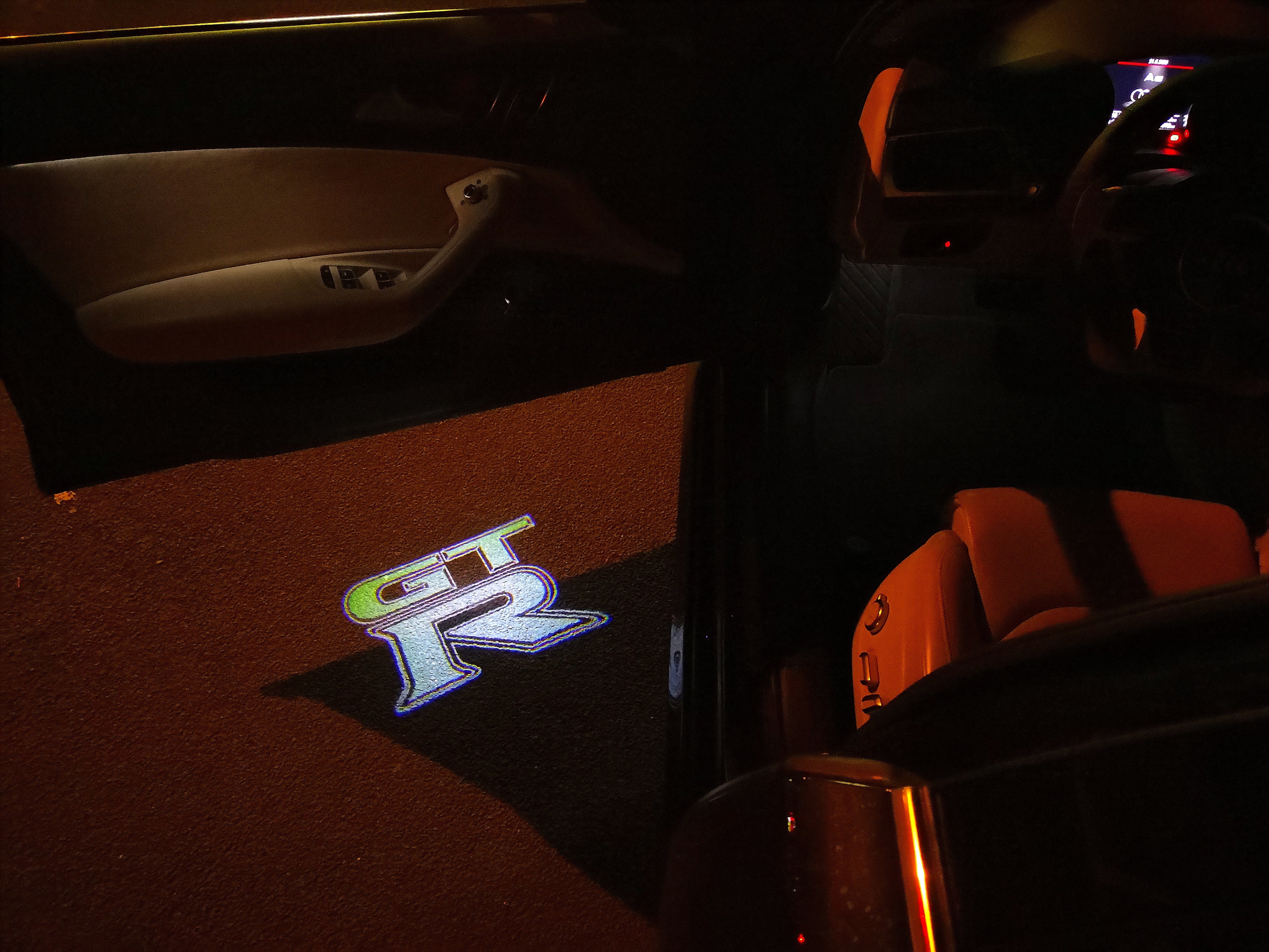 GTR-R35 LOGO PROJECTOT LIGHTS Nr.07 (quantità 1 = 2 Pellicole logo /2 luci porta)