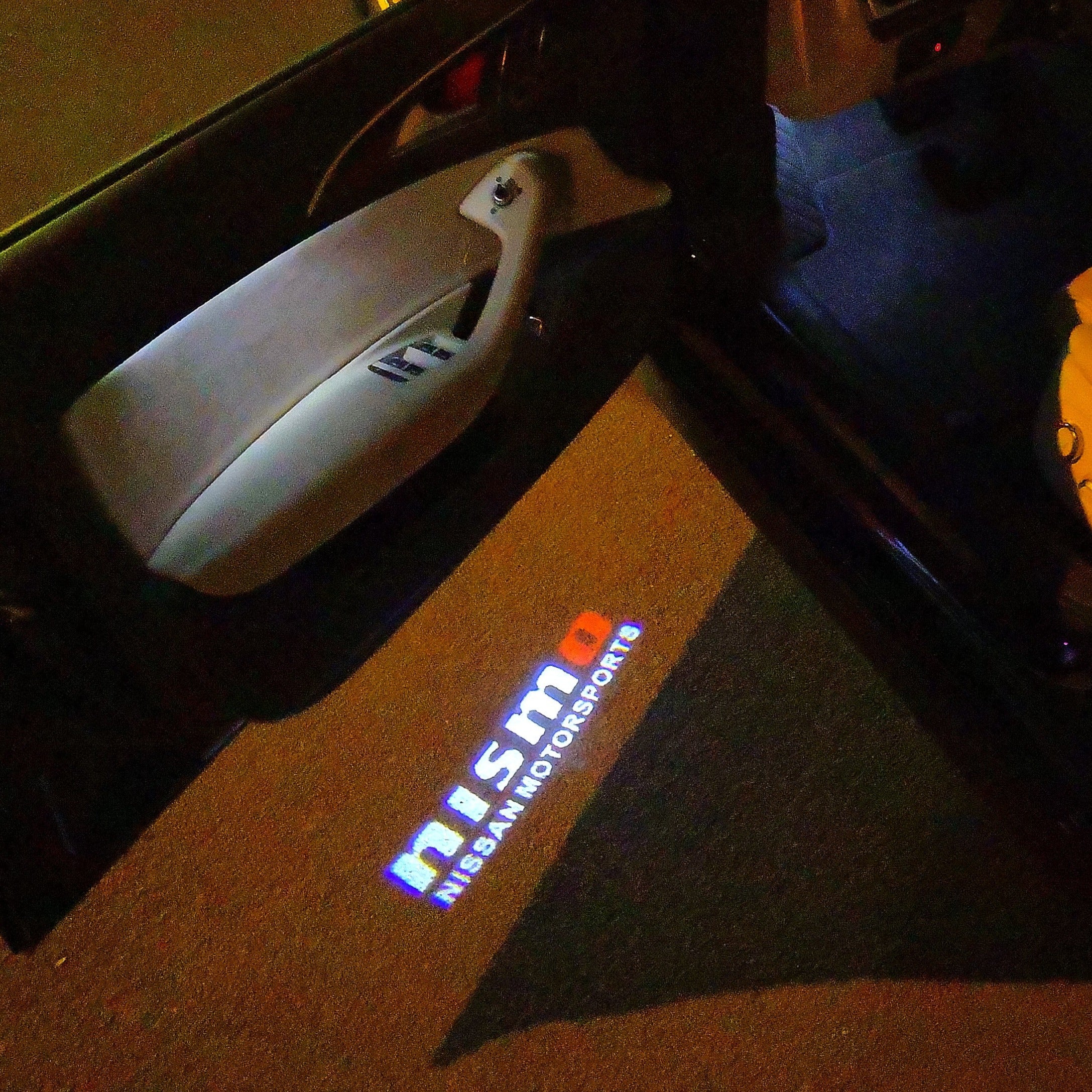 GTR-R35 NISMO LOGO PROJECTOT LIGHTS Nr.13(quantità 1 = 2 Pellicole logo /2 luci porta)
