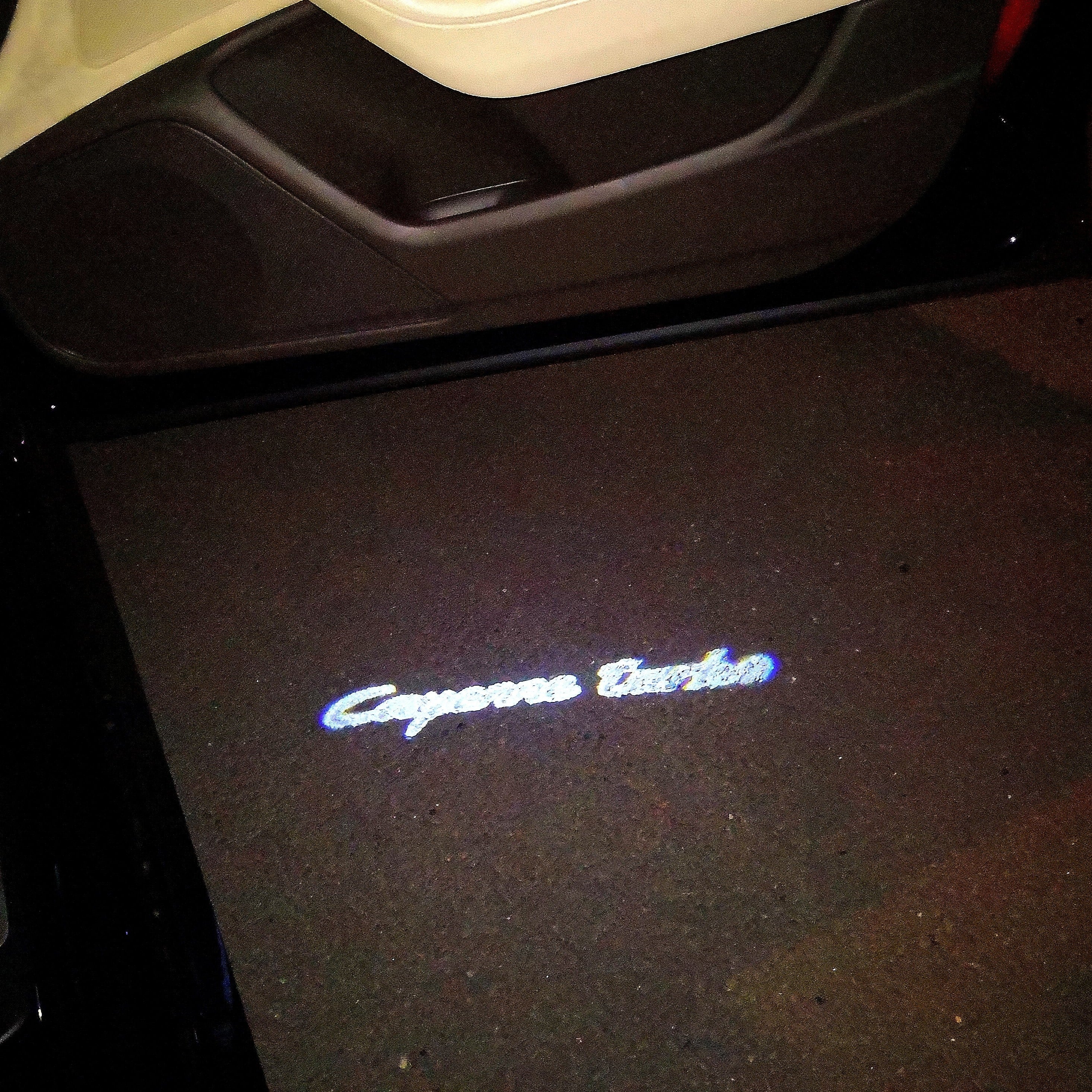 PORSCHE Cayenne Turbo LOGO PROJECTOR LIGHTS Nr.28 (الكمية 1 = 2 شعار فيلم / 2 أضواء باب)