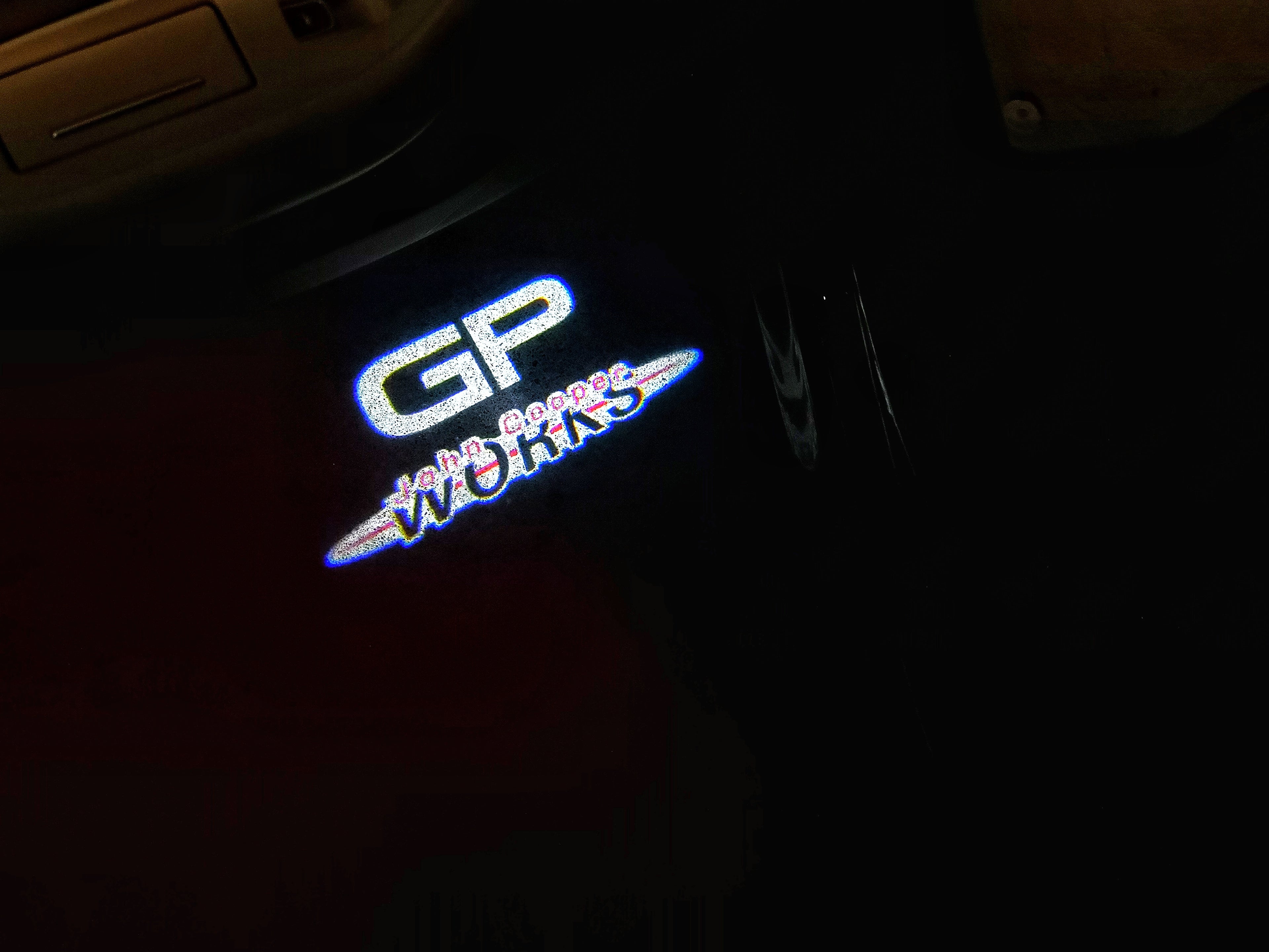 MINI GP LOGO PROJECTOR LIGHTS Nr.159 (الكمية 1 = 2 شعار فيلم / 2 مصباح باب)