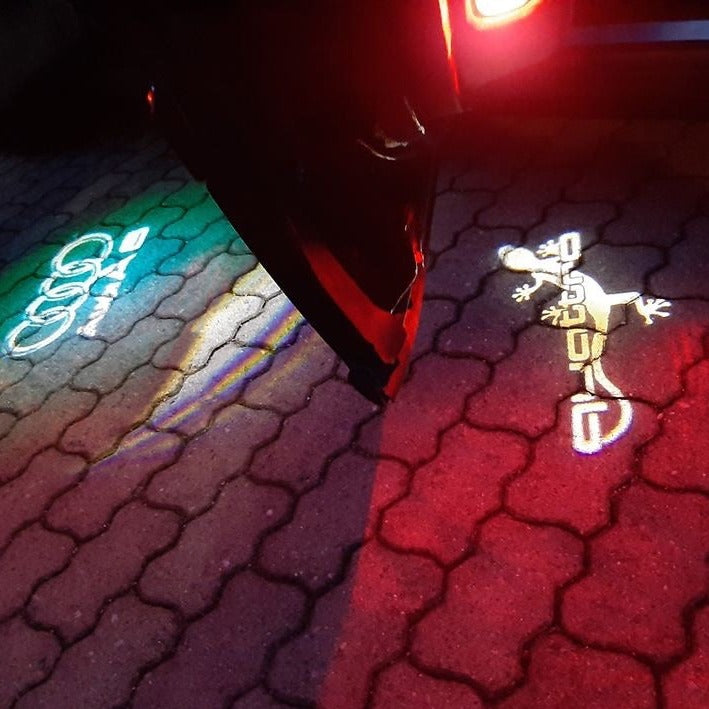 AUDI QUATTRO GECKO LOGO PROJECTOR LIGHTS Nr.64 (الكمية 1 = 2 فيلم شعار / 2 باب)