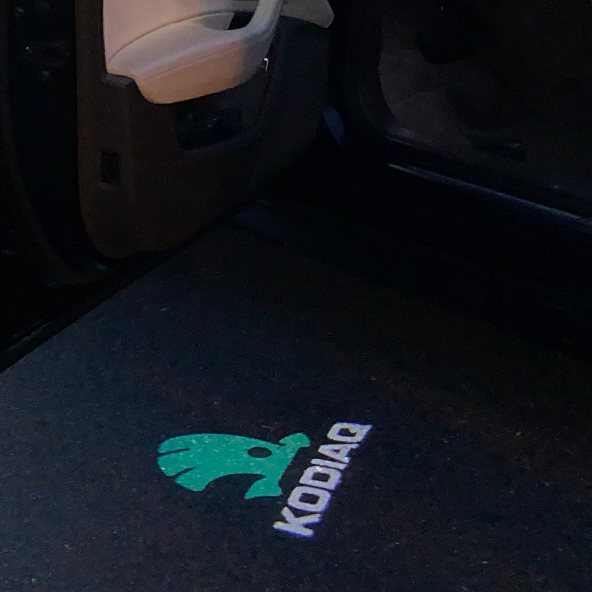 SKODA KODIAQ LOGO PROJECTOT أضواء Nr.76 (الكمية 1 = 2 شعار فيلم / 2 أضواء الباب)