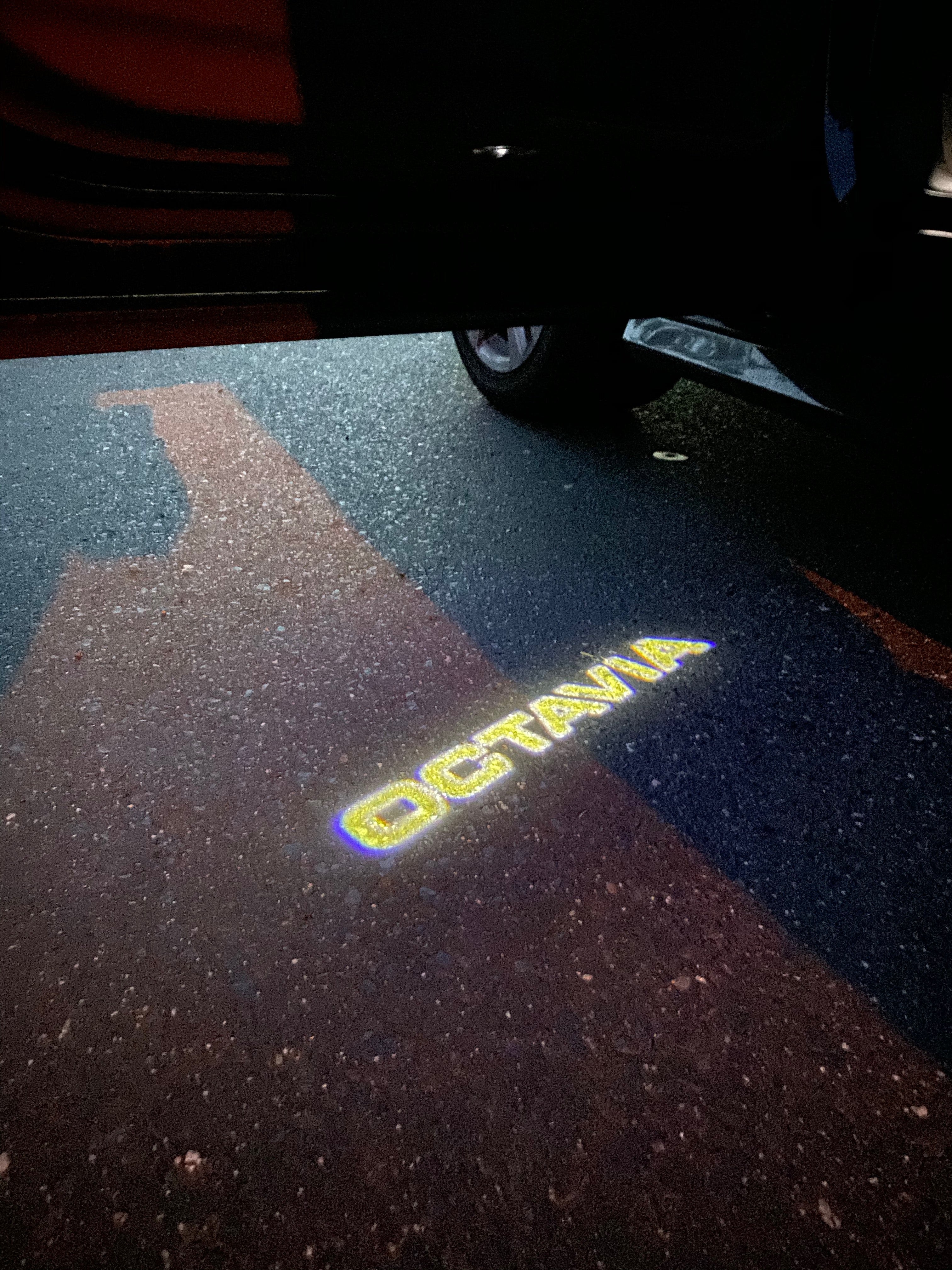 SKODA LOGO PROJECTOT LIGHTS Nr.105 (Menge 1 = 2 Logo Film / 2 Türleuchten)
