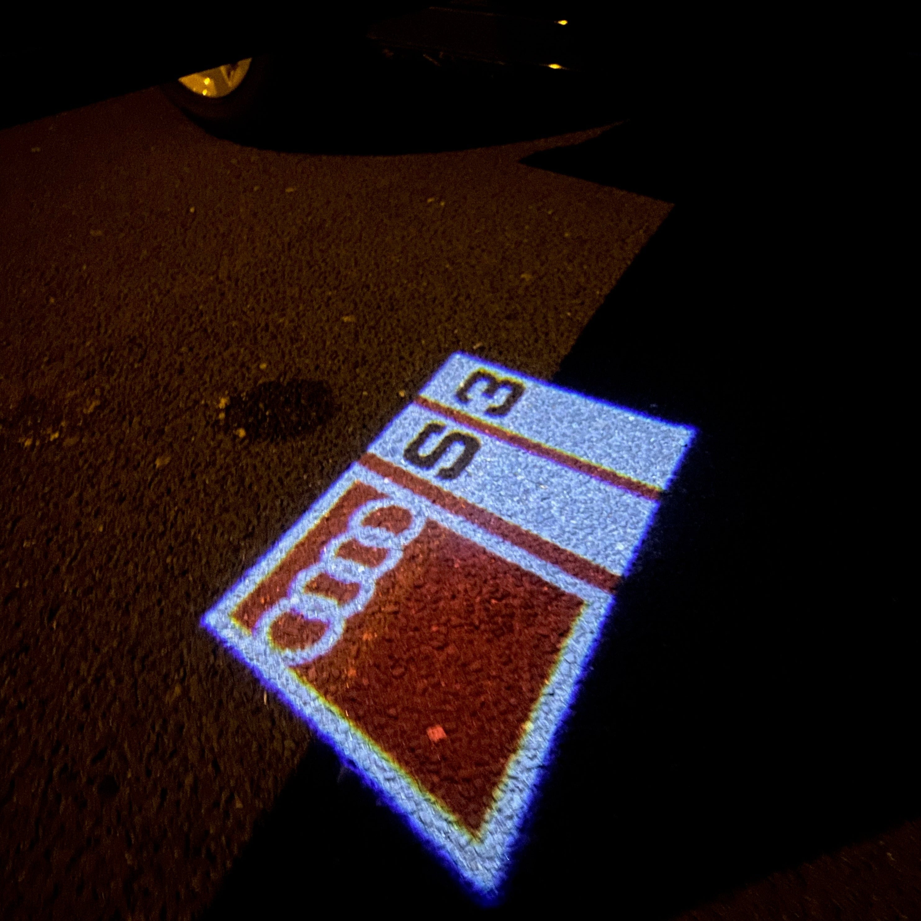 LUCI PROIETTORI LOGO AUDI Nr.153 (quantità 1 = 2 Pellicole Logo / 2 luci porta)
