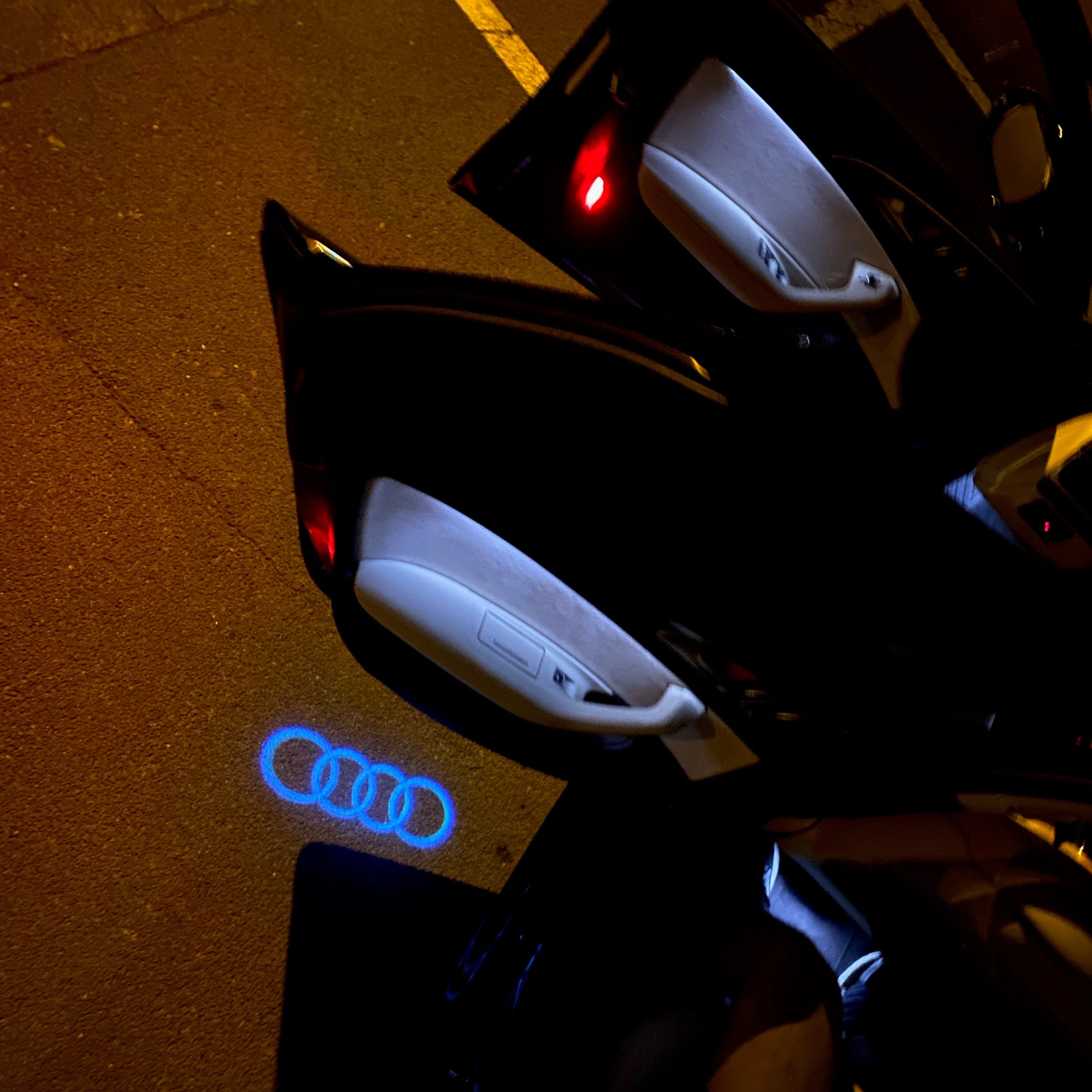 أضواء جهاز عرض شعار AUDI رقم 08 (الكمية 1 = 2 فيلم شعار / 2 مصباح باب)