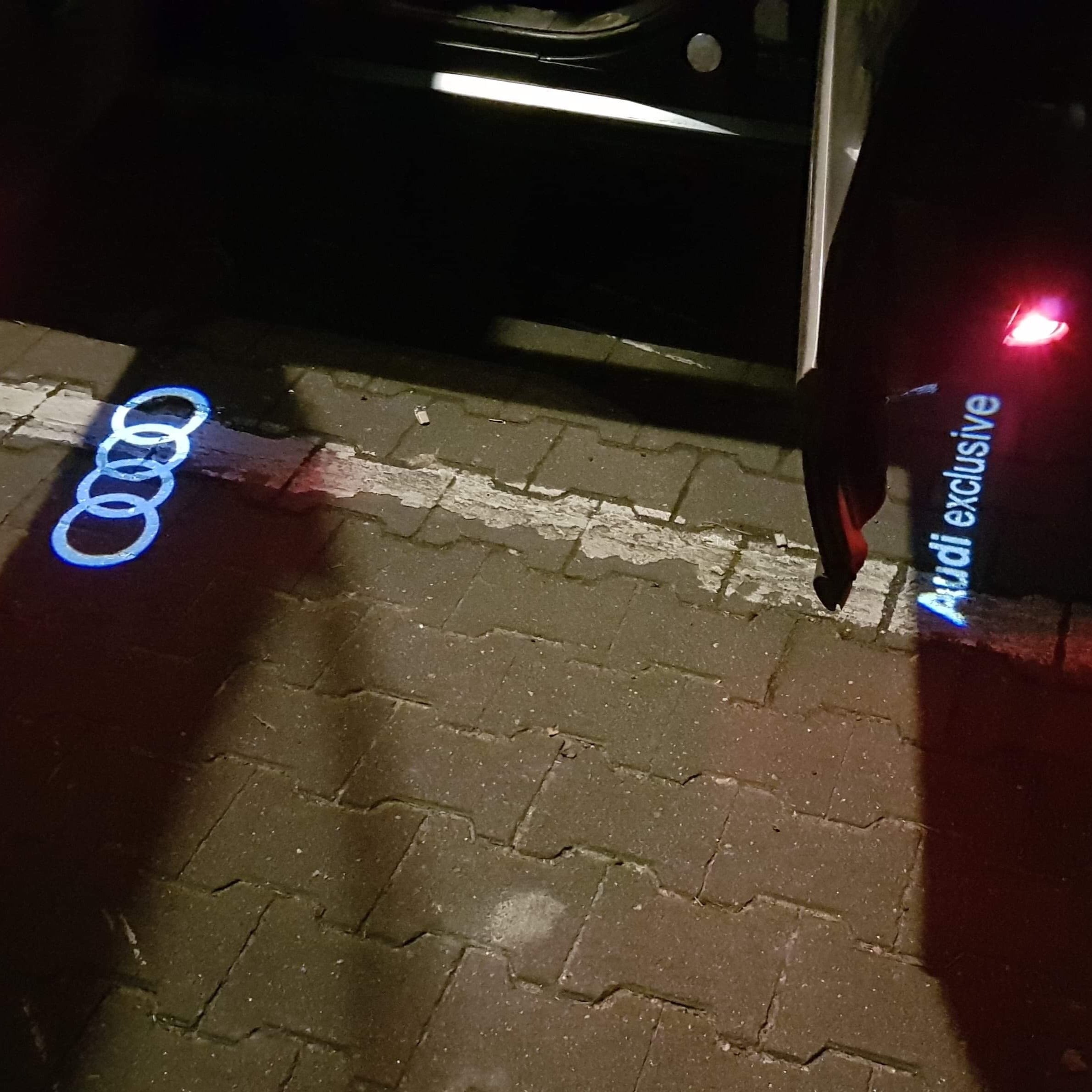 LUCI PROIETTORI LOGO AUDI Nr.73 (quantità 1 = 2 Pellicole Logo / 2 luci porta)