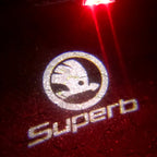 LUCES SKODA SUPERB LOGO Nr.52 (cantidad 1 = 2 Película de logotipo / 2 luces de puerta)