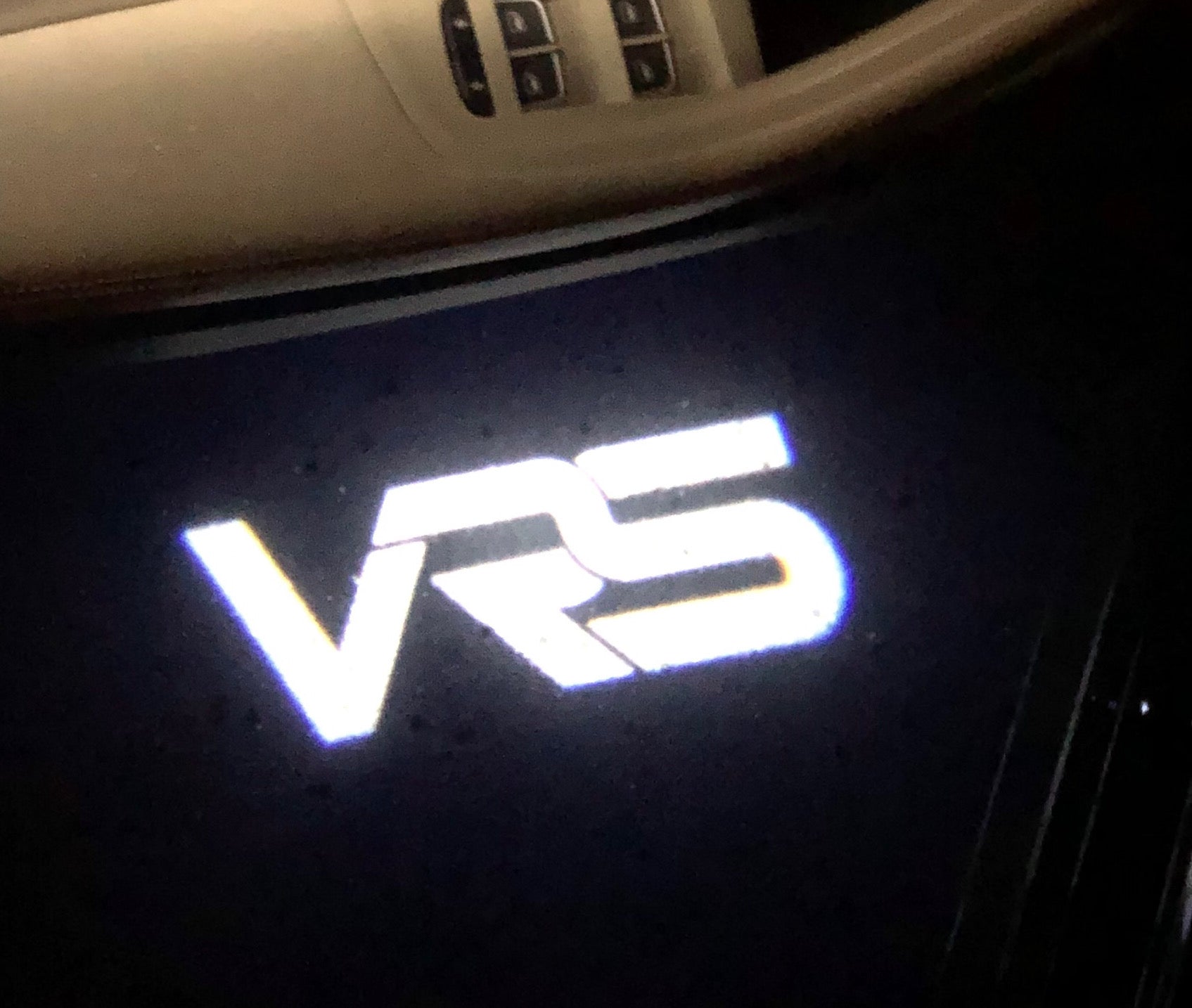 SKODA LOGO PROJECTOT LIGHTS Nr.74 (الكمية 1 = 2 شعار فيلم / 2 مصباح باب)