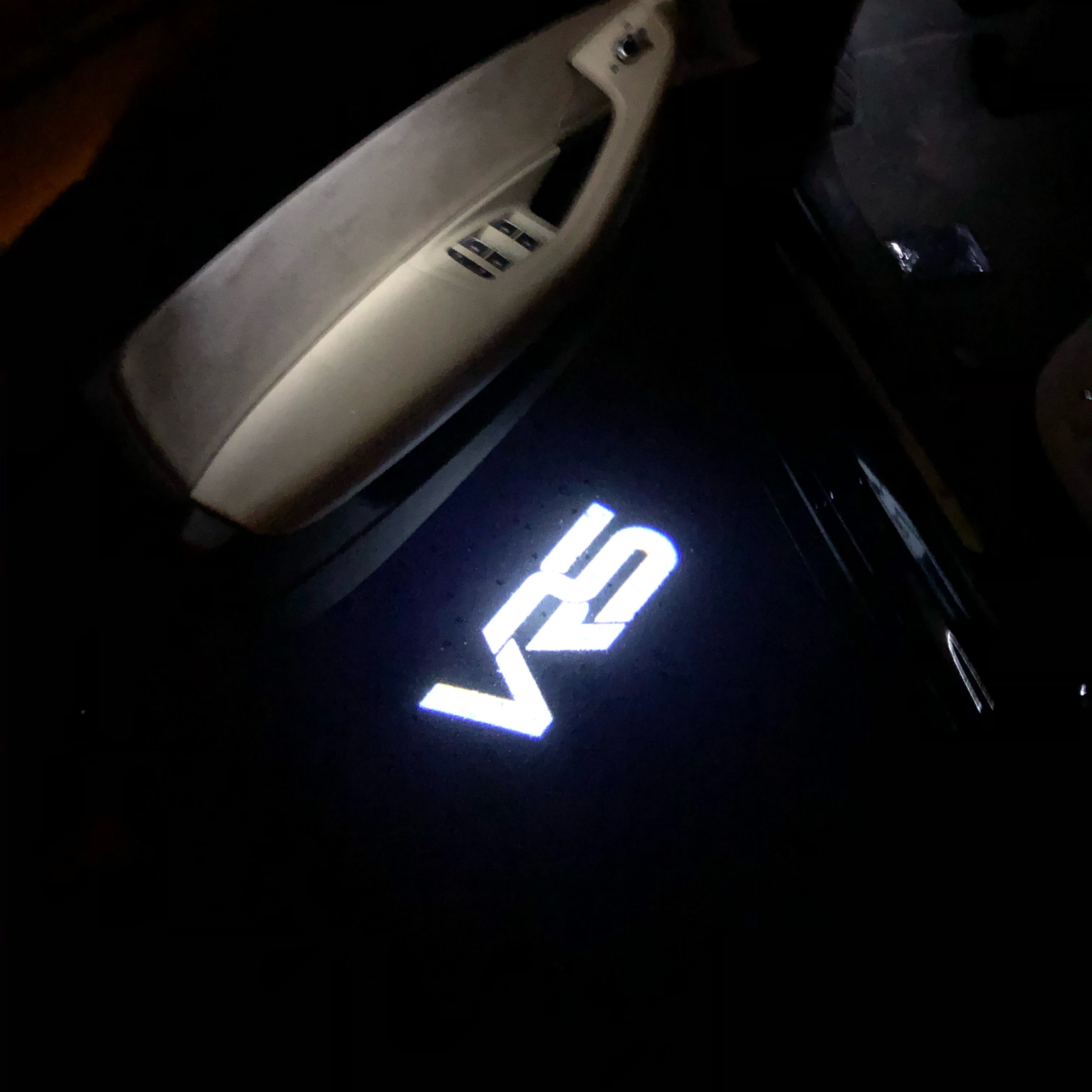 SKODA LOGO PROJECTOT LIGHTS Nr.74 (الكمية 1 = 2 شعار فيلم / 2 مصباح باب)