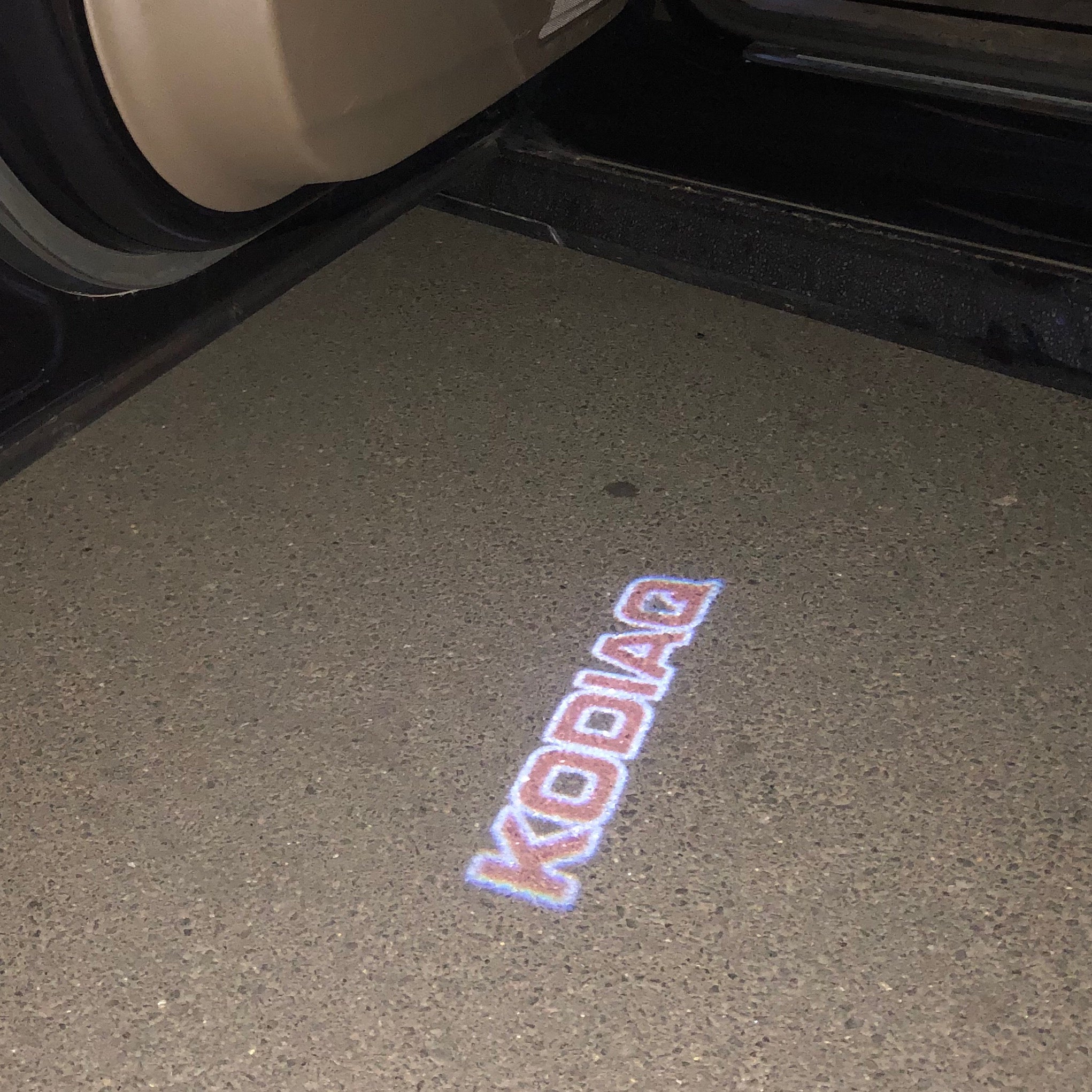 SKODA KODIAQ LOGO PROJECTOT LIGHTS Nr.100 (Menge 1 = 2 Logo Film / 2 Türleuchten)