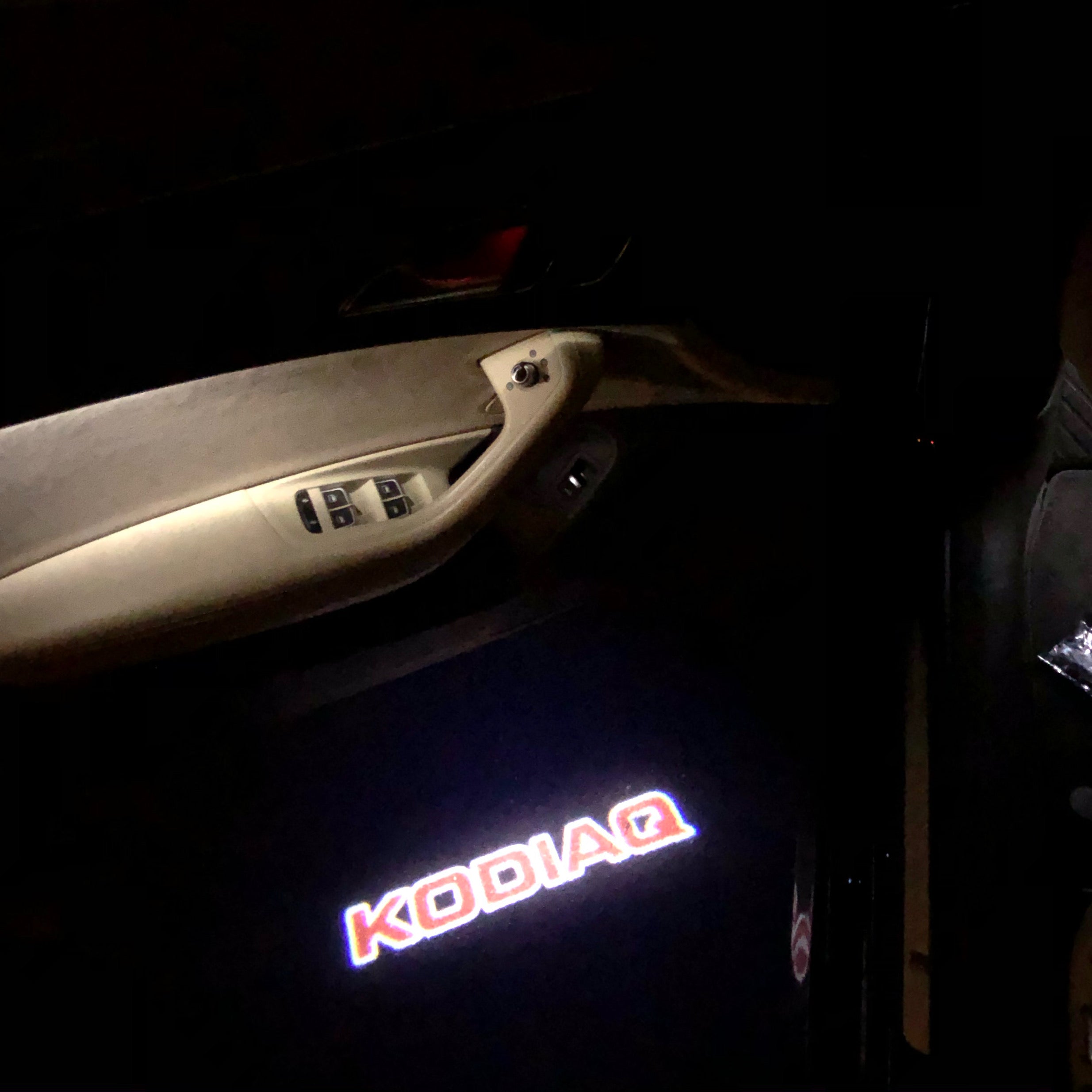 SKODA KODIAQ LOGO PROJECTOT LIGHTS Nr.100 (Menge 1 = 2 Logo Film / 2 Türleuchten)